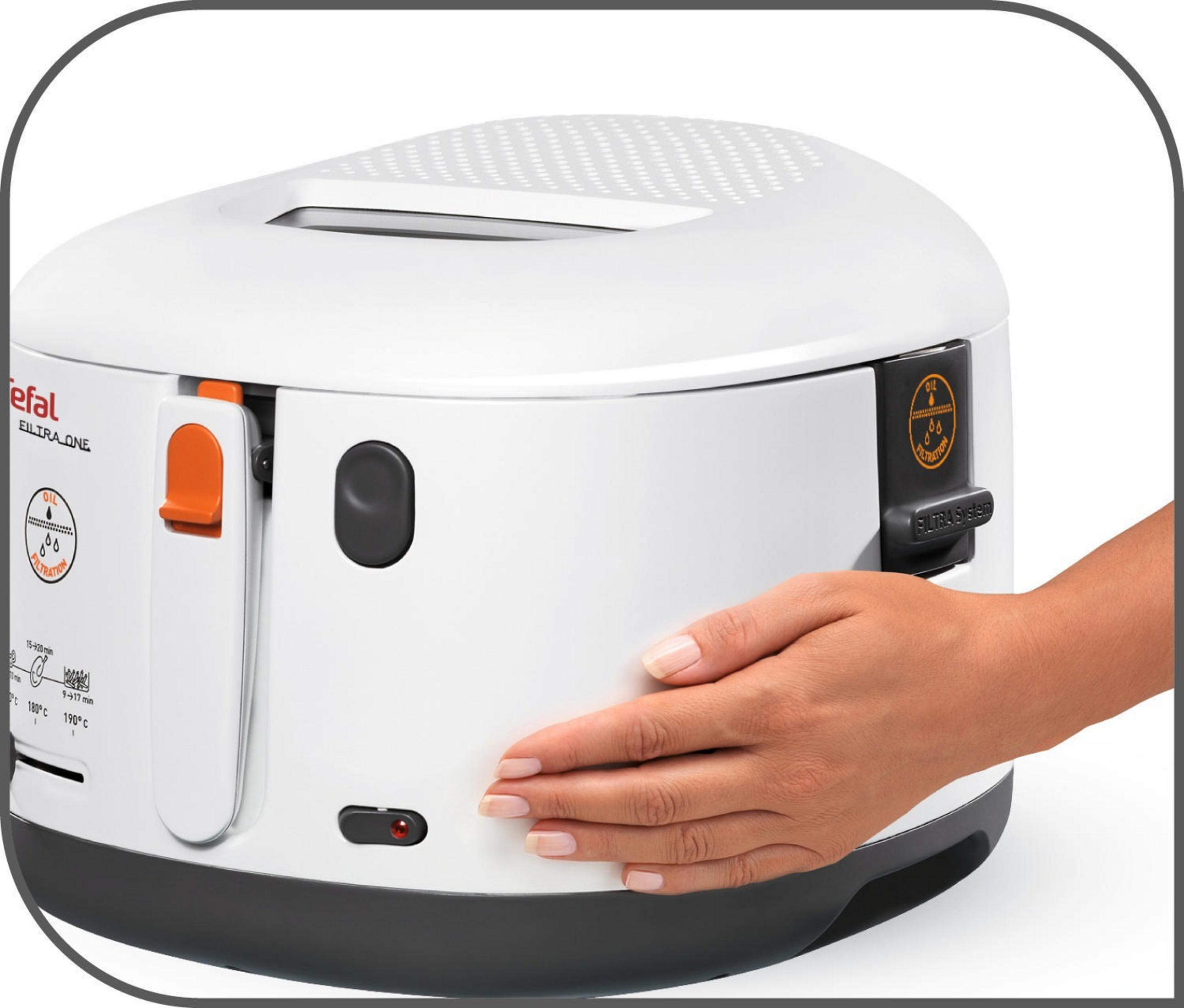 Biała frytownica z czarną podstawą i dłonią dotykającą górnej części. Pomarańczowy uchwyt z przodu.