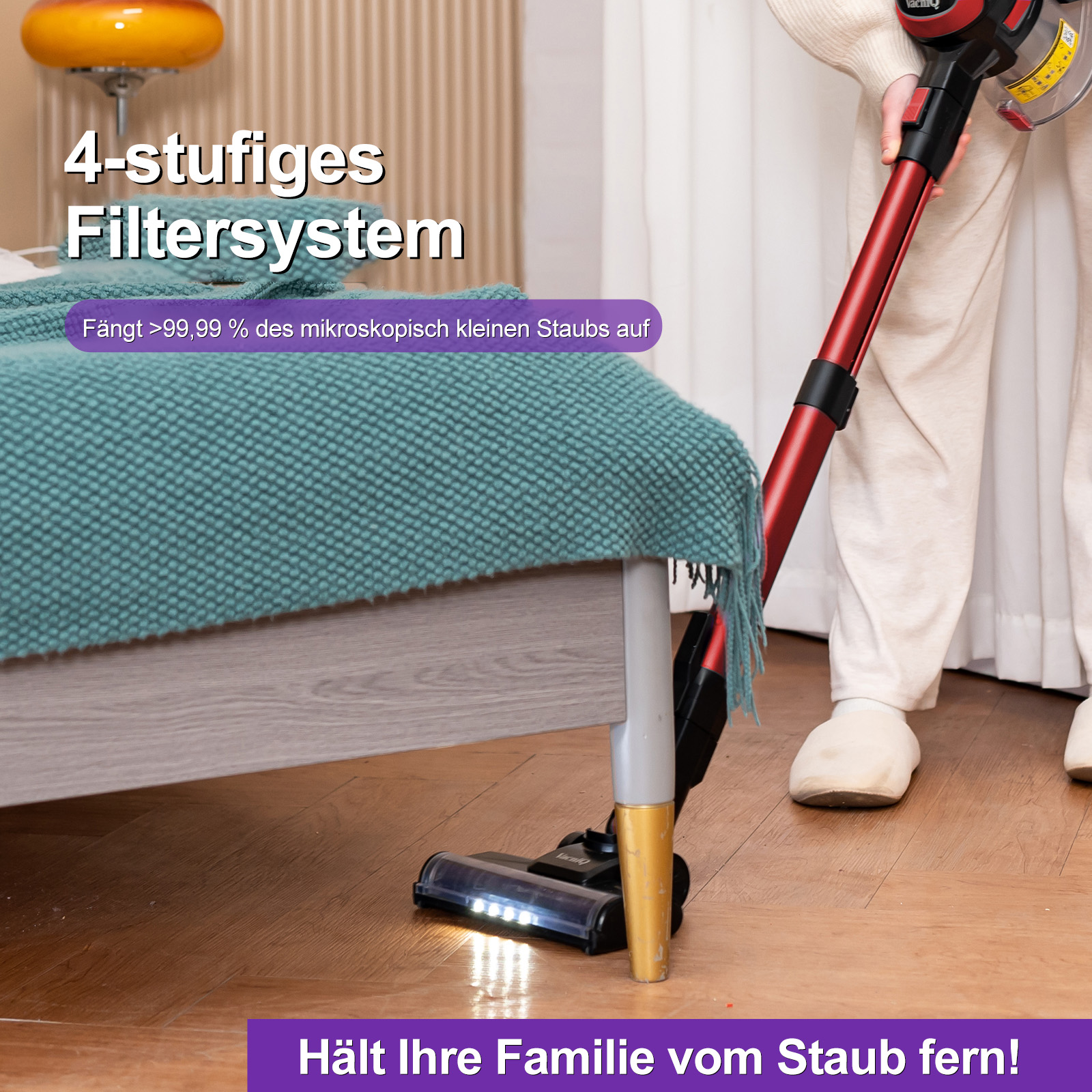 Ein Staubsaugerkopf reinigt einen Holzboden. Der Text besagt, dass er ein 4-stufiges Filtersystem hat.