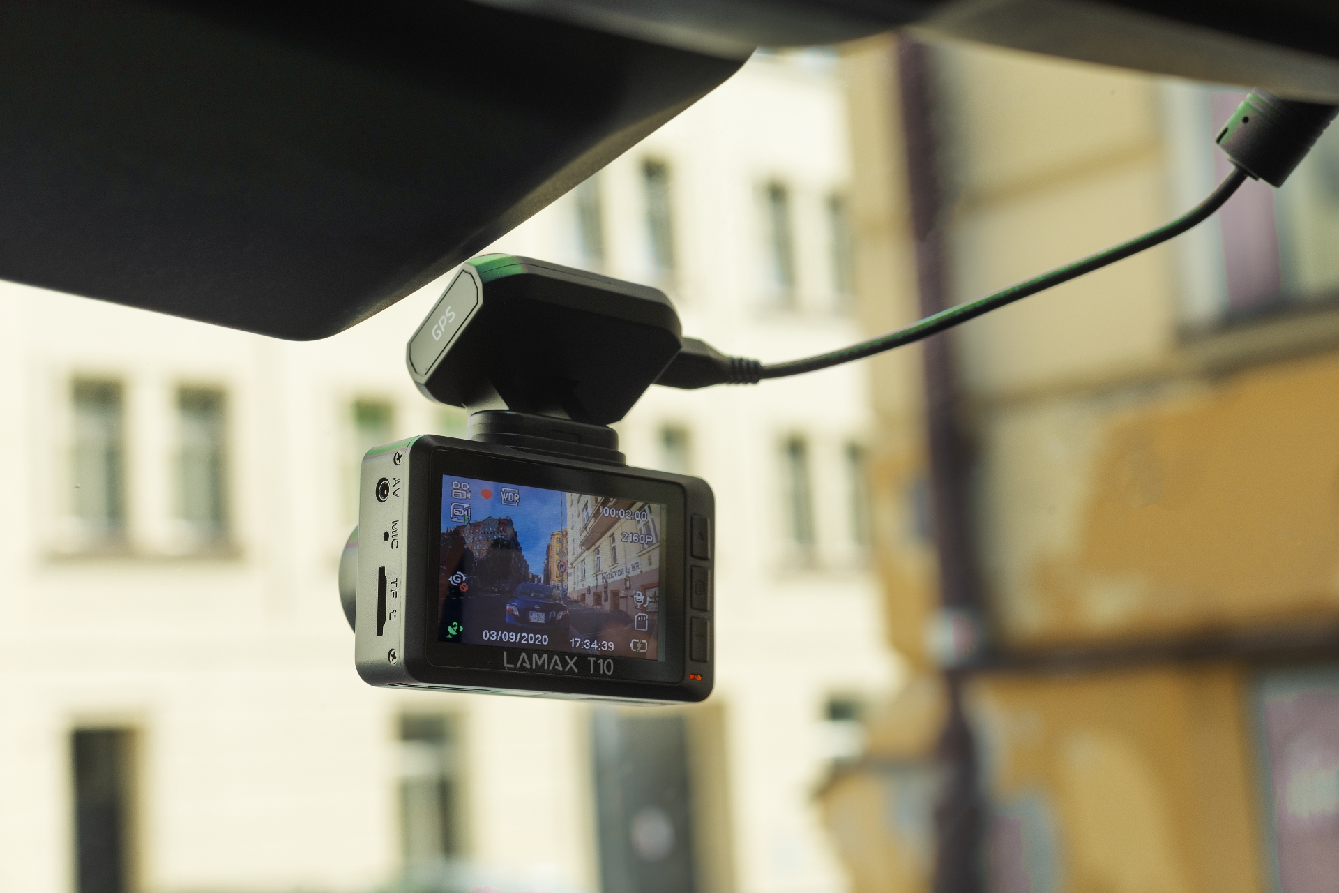 Eine Dashcam in einem Auto, die einen Bildschirm mit Straßenansicht und Zeitinformationen zeigt.