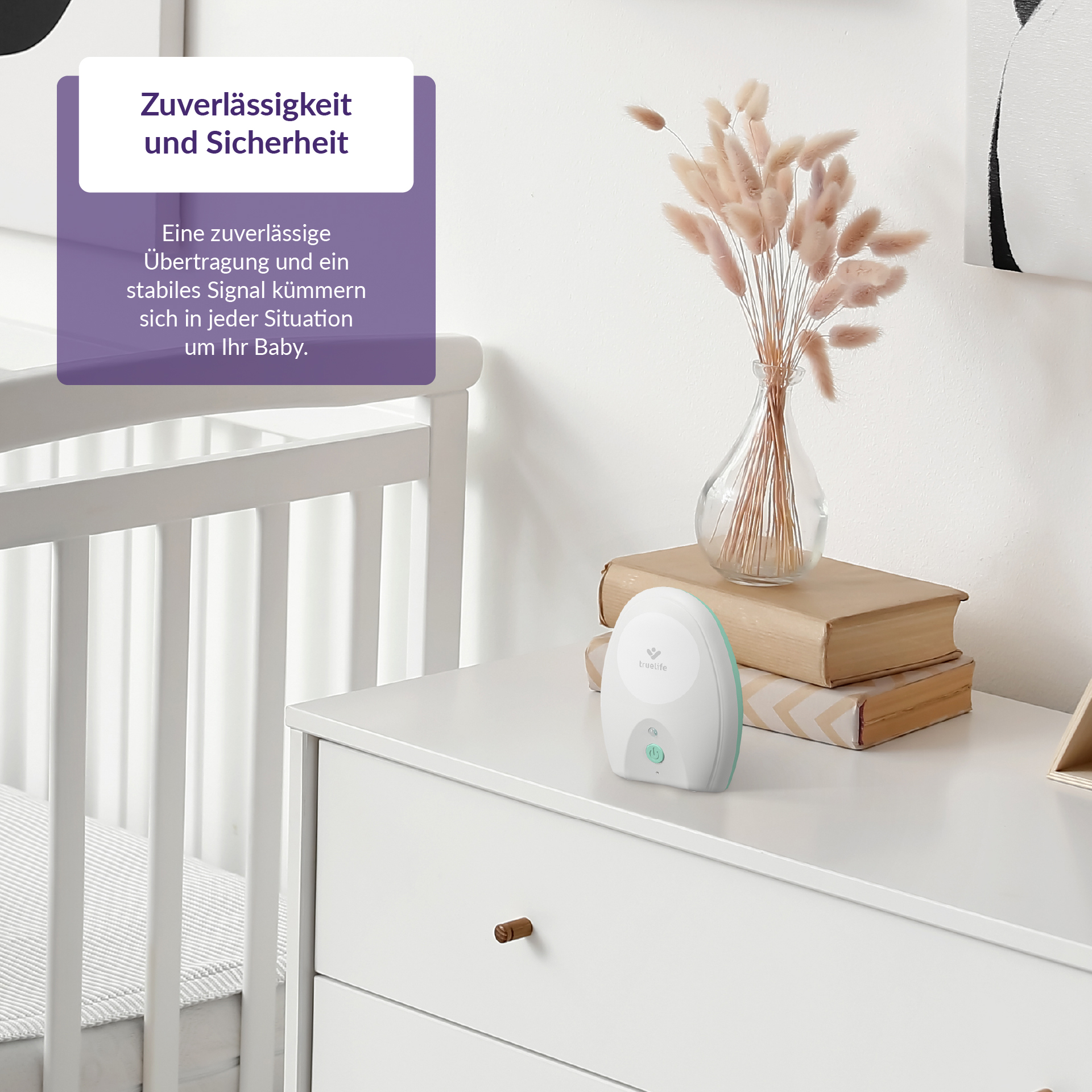 Weiße Kommode mit Babyphone und Büchern, neben einem Kinderbett. Text an der Wand: Zuverlässigkeit und Sicherheit.