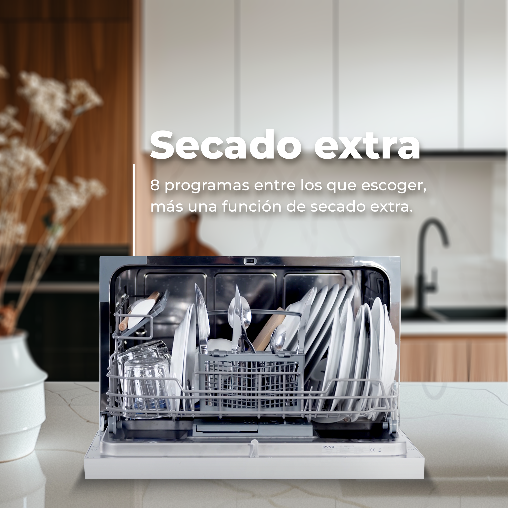 Lavastoviglie con porta aperta, piena di piatti puliti; testo 'Secado extra'.