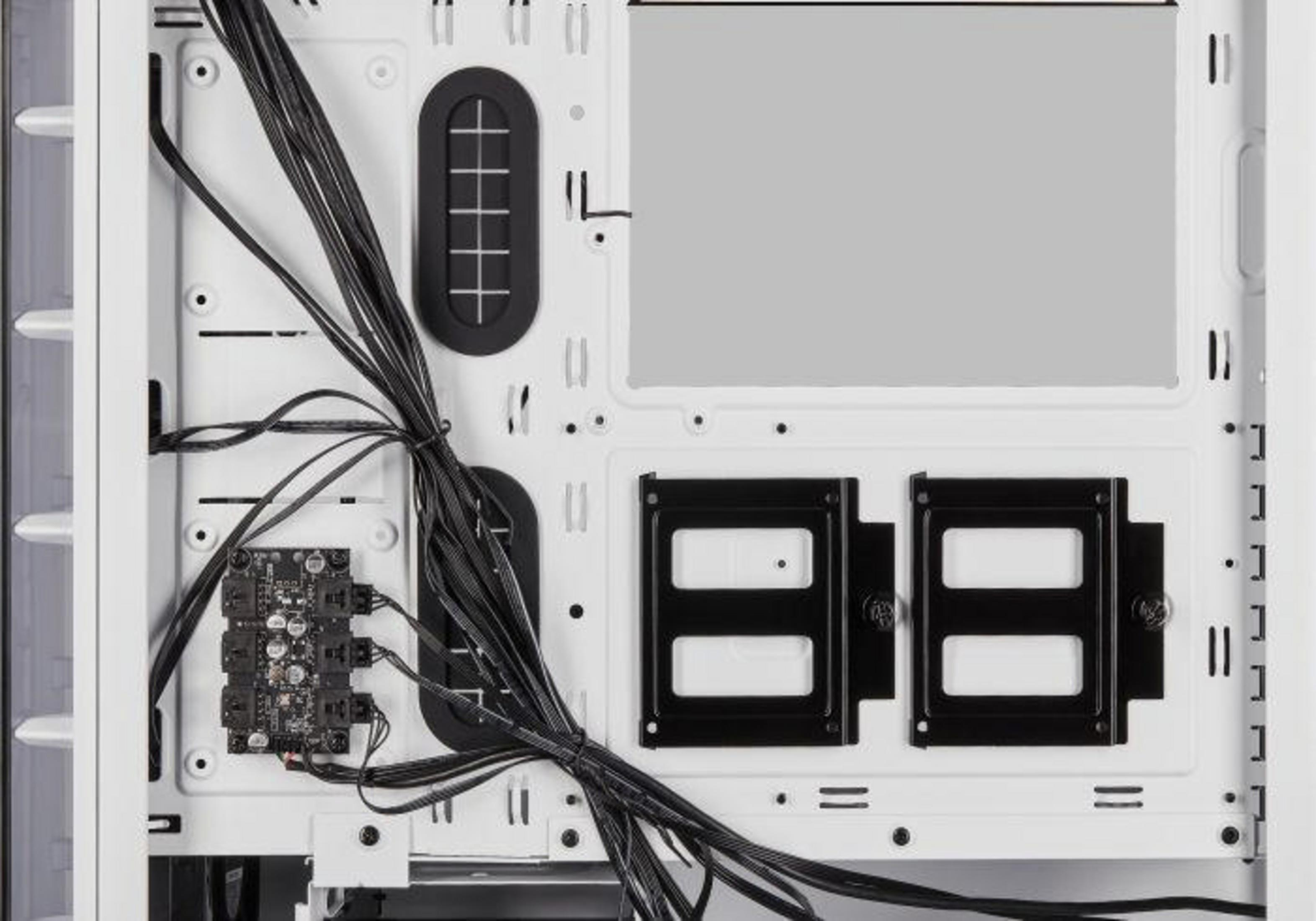 Wnętrze białej obudowy komputera. Tylny panel pokazuje miejsca montażu komponentów i prowadzenie kabli.