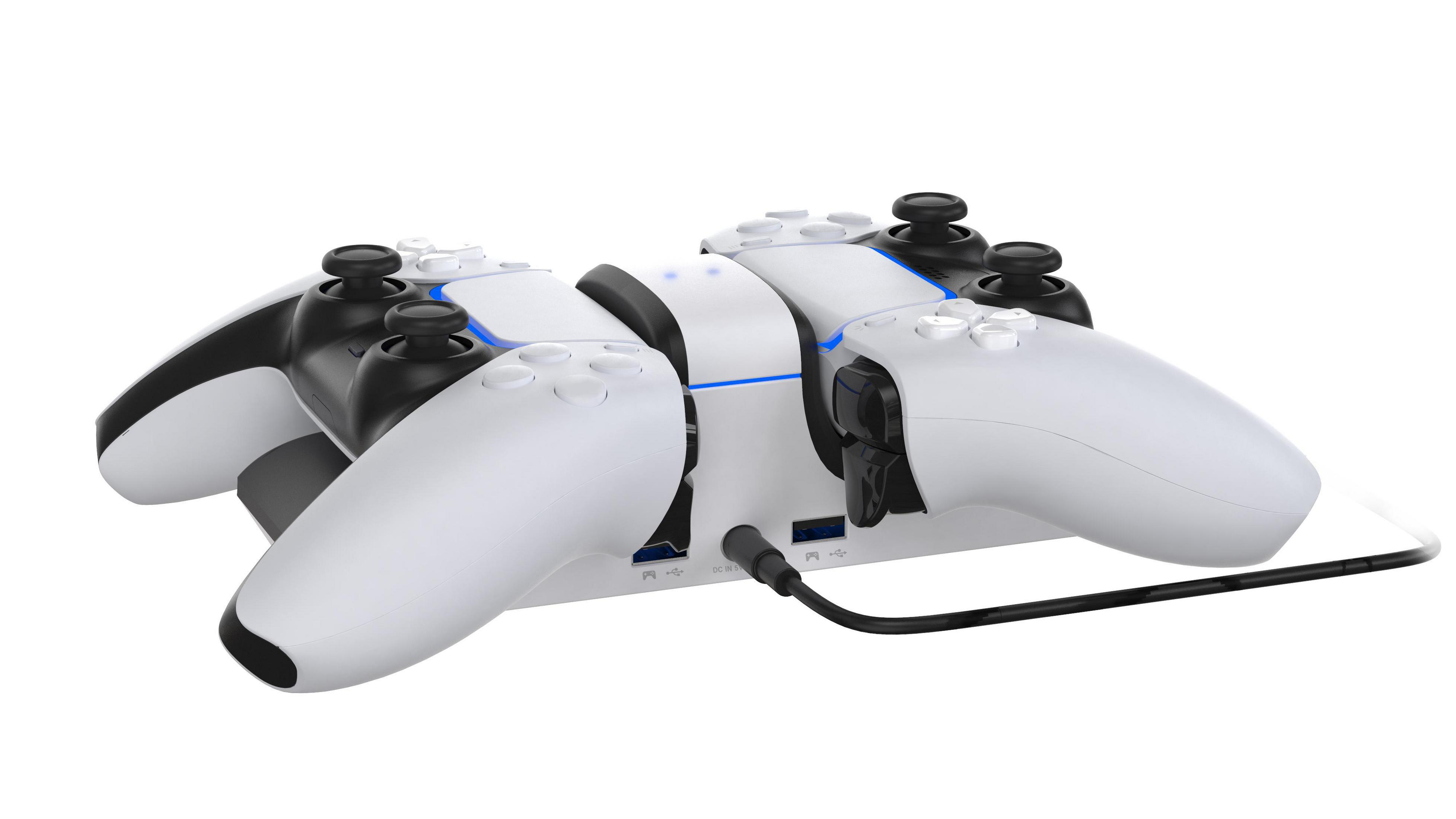 Un cargador blanco con 4 ranuras para mandos de PS5. Hay un cable de carga enchufado.