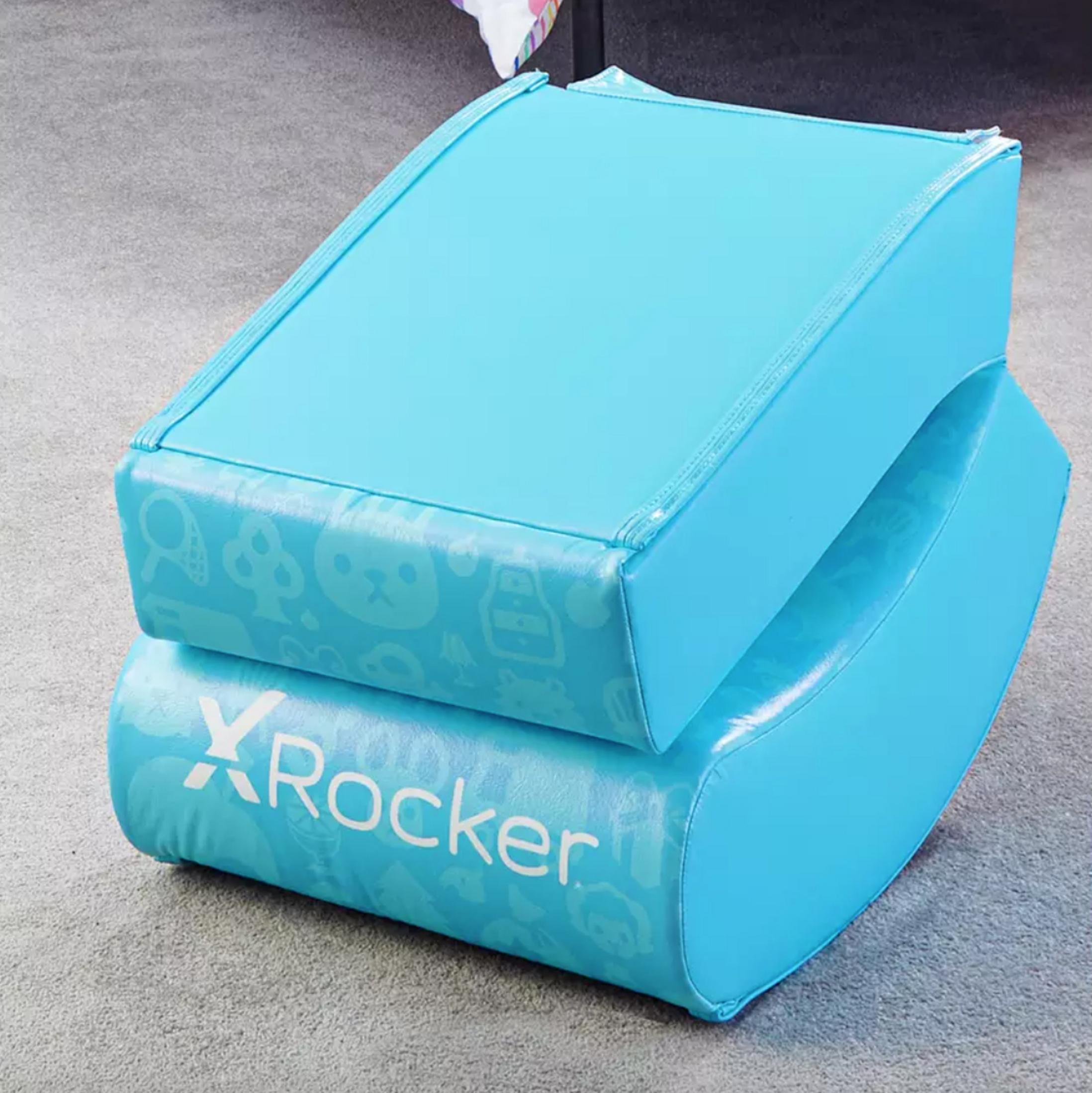 Blauwe schommelstoel met het logo "XRocke" boven en onder. Op een grijs tapijt.