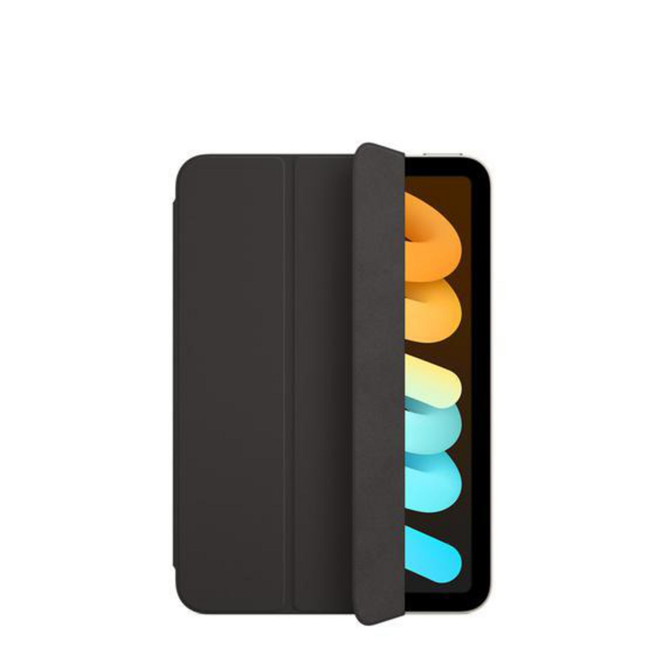 Czarny iPad mini w ciemnym etui, z częściowo otwartą okładką, na białym tle.