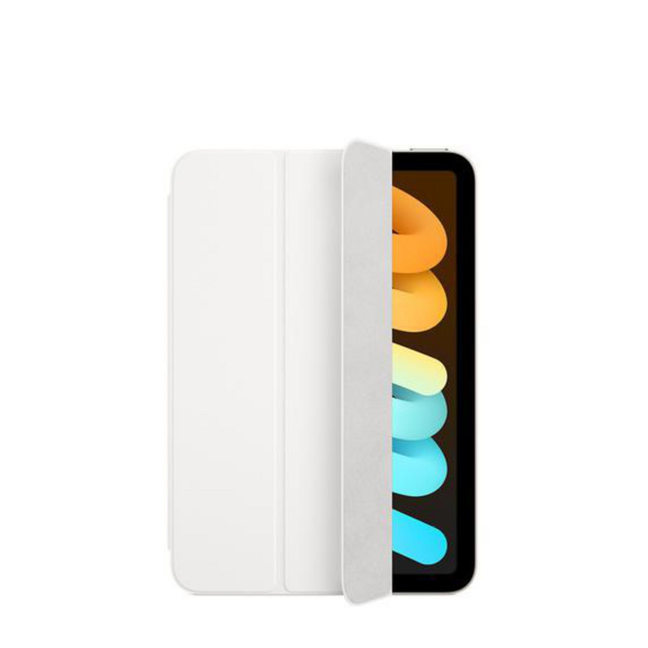 Ein iPad Mini mit einer weißen Hülle, die teilweise geöffnet ist und den Bildschirm zeigt.