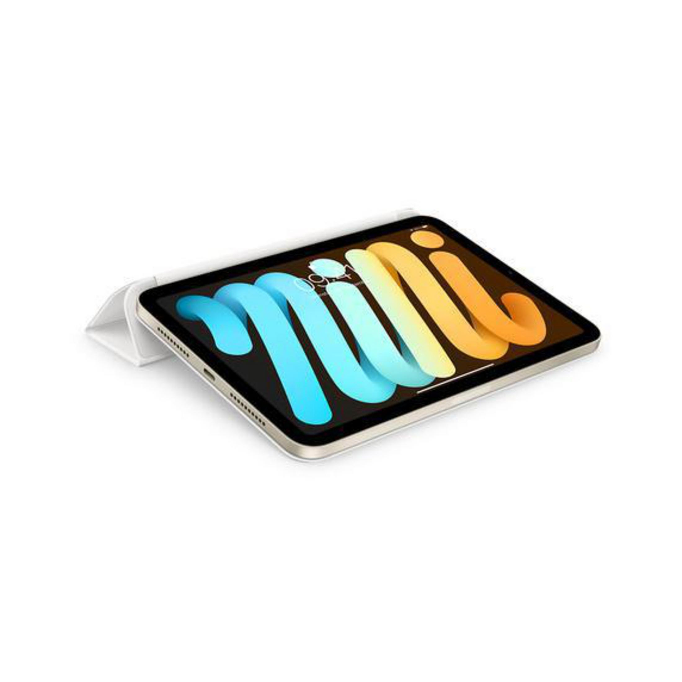 Tablet-Gerät mit Hülle, weißem Hintergrund und farbenfroher Anzeige.