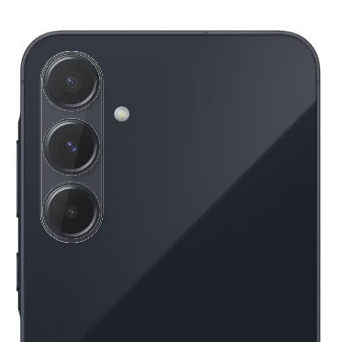 Primo piano del retro di un telefono con tre lenti della fotocamera.