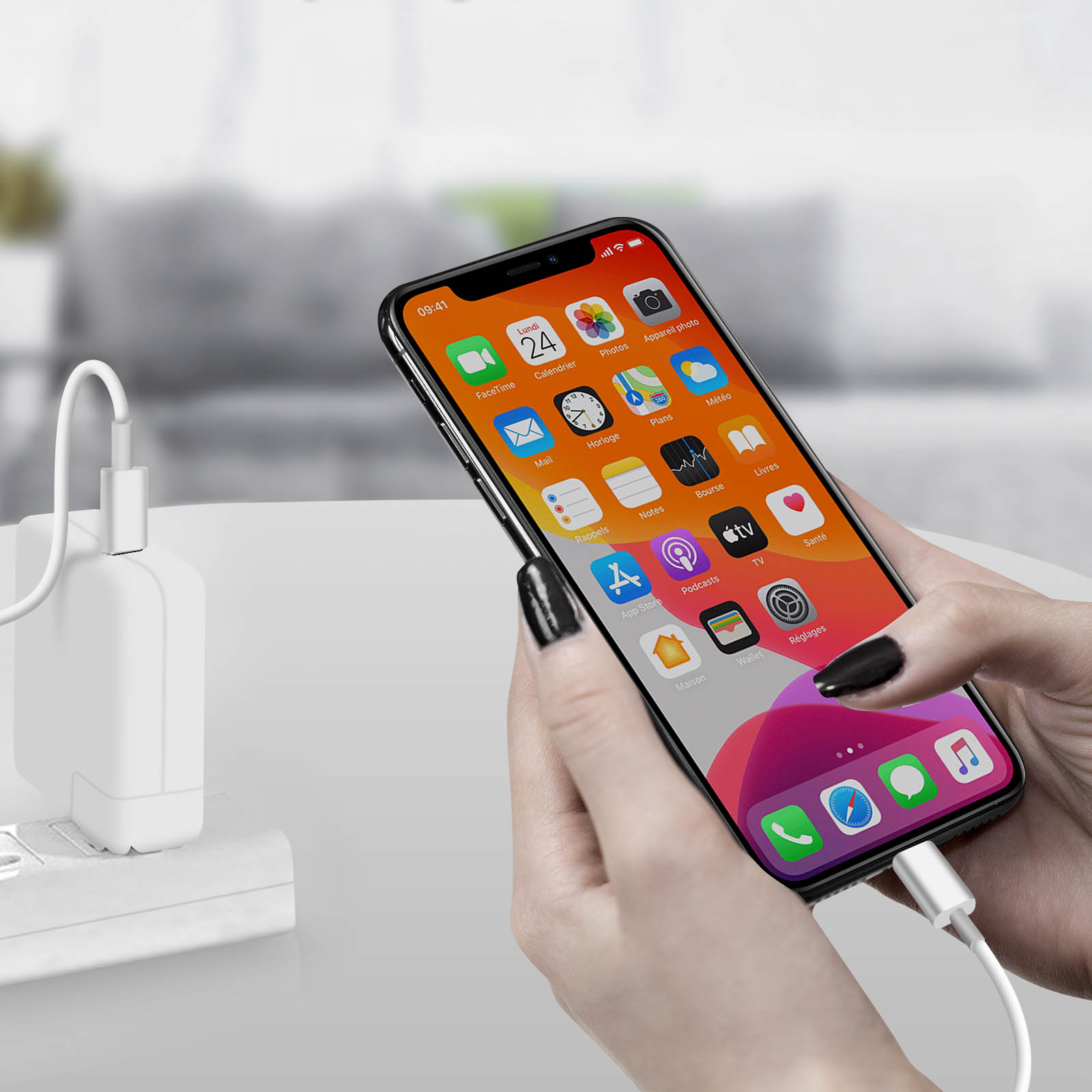 Hand hält ein Telefon beim Laden mit weißem Ladegerät, Benutzeroberfläche sichtbar.