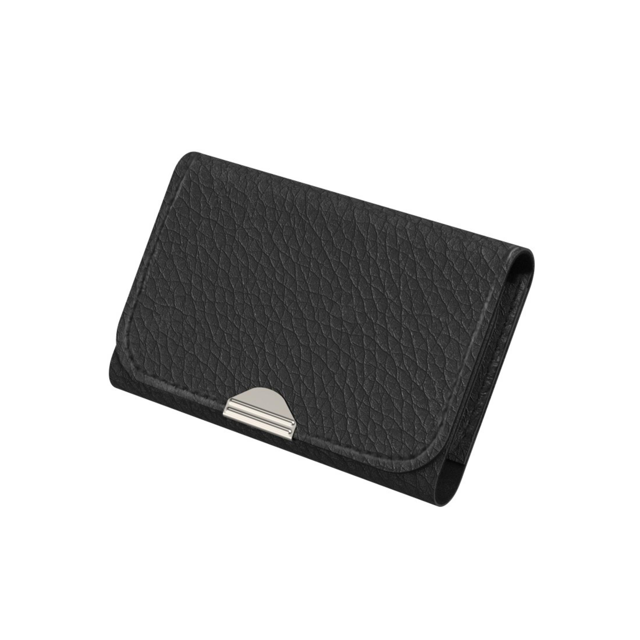 Czarny skórzany portfel ze srebrnym zapięciem, lekko pochylony na białym tle.