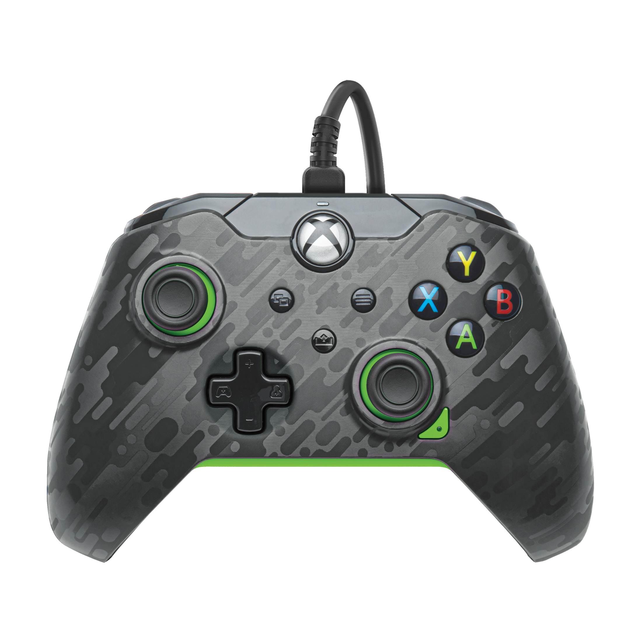 Controller Xbox nero e grigio. Accenti verdi su pulsanti e bordi. Cavo nero collegato.