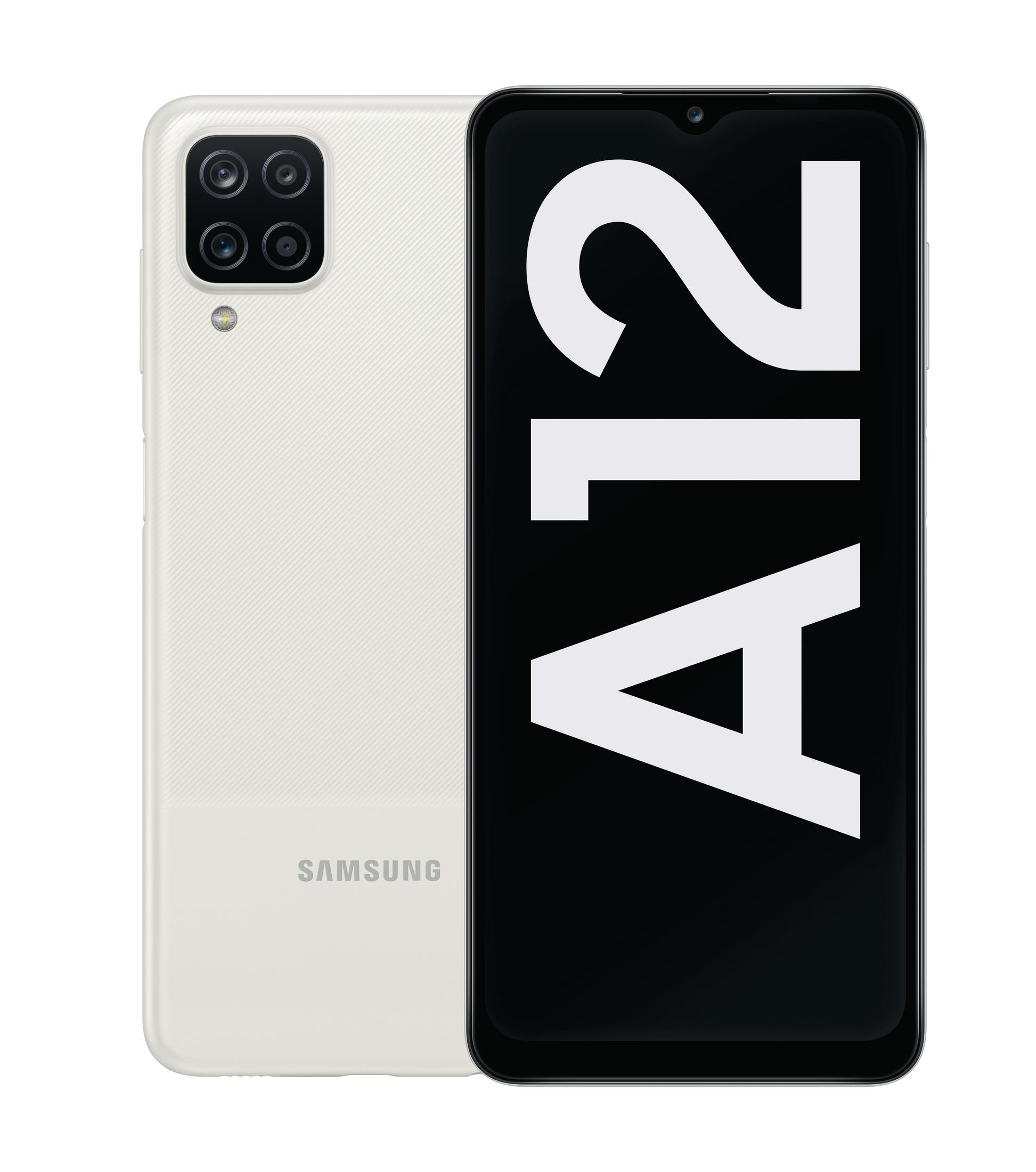 Witte smartphone met een zwart scherm dat het woord 'A12' weergeeft. De achterkant is wit met camera's.