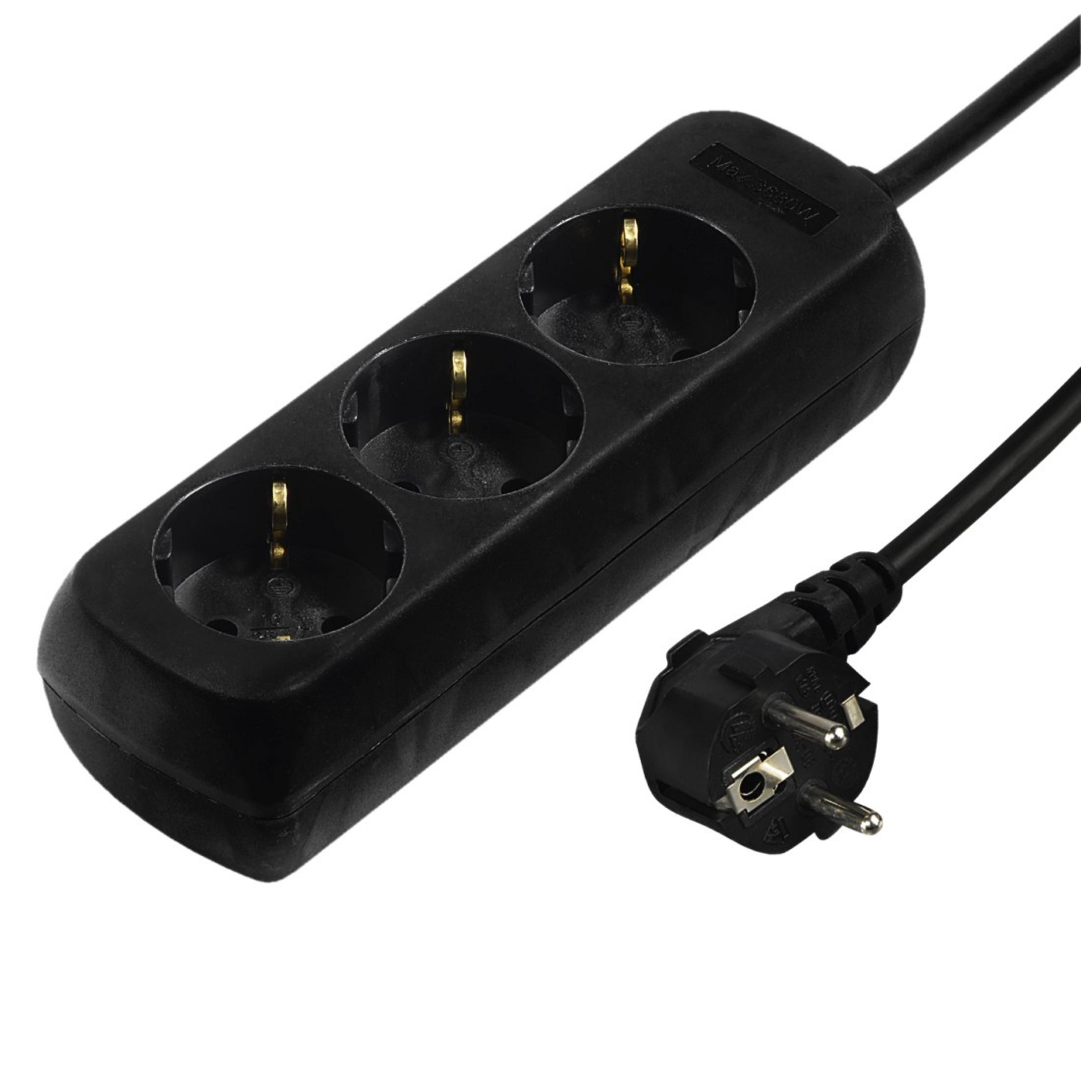 Schwarze Steckdosenleiste mit drei Steckdosen und einem Stecker. Auf weißem Hintergrund.
