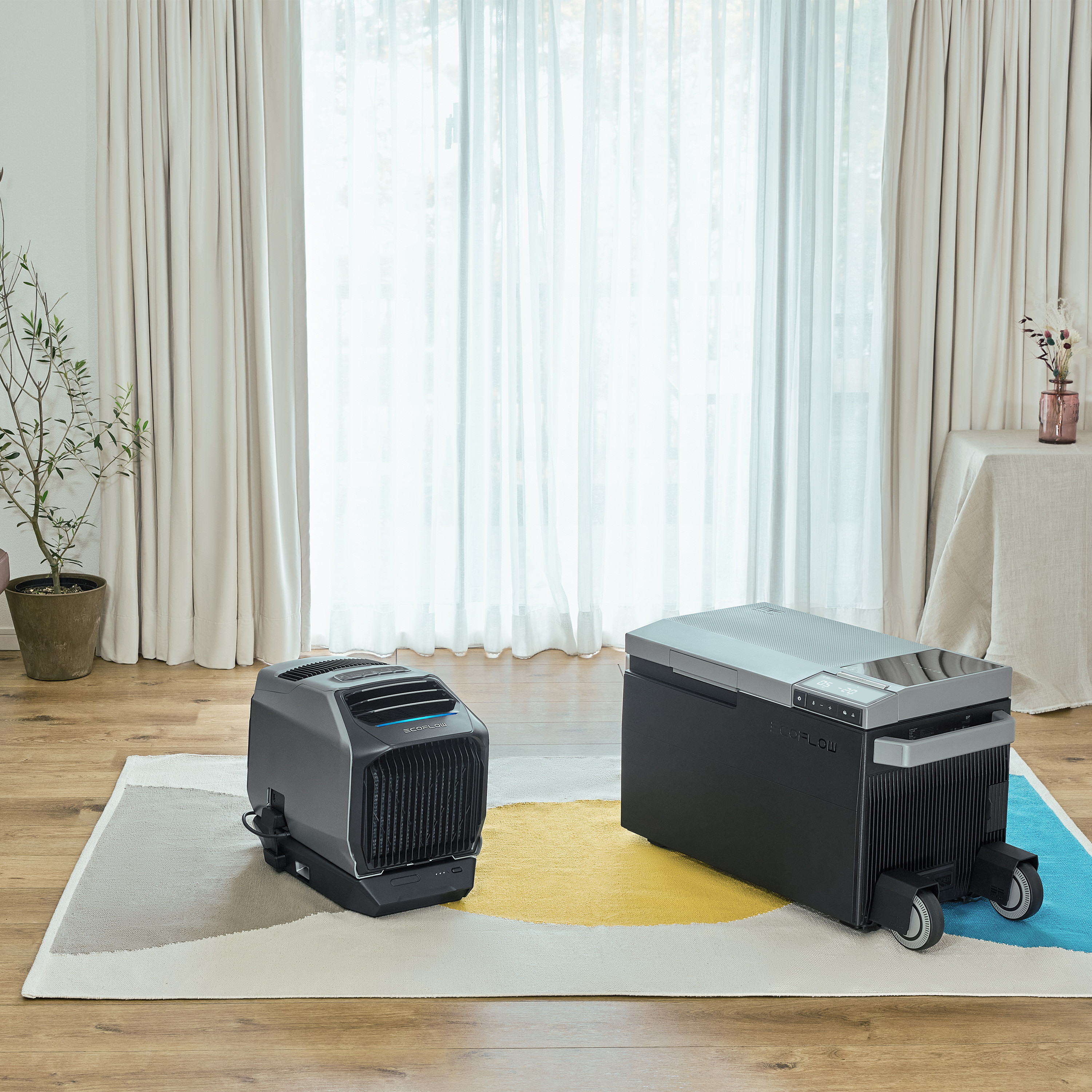 Oczyszczacz powietrza i przenośna lodówka na dywanie, zasłony w tle.