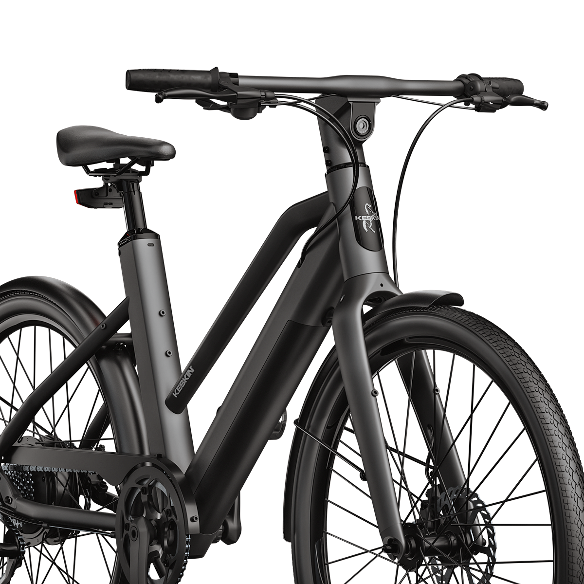 Ein schwarzes Elektrofahrrad mit schlankem Design, schwarzen Reifen und Lenker auf weißem Grund.