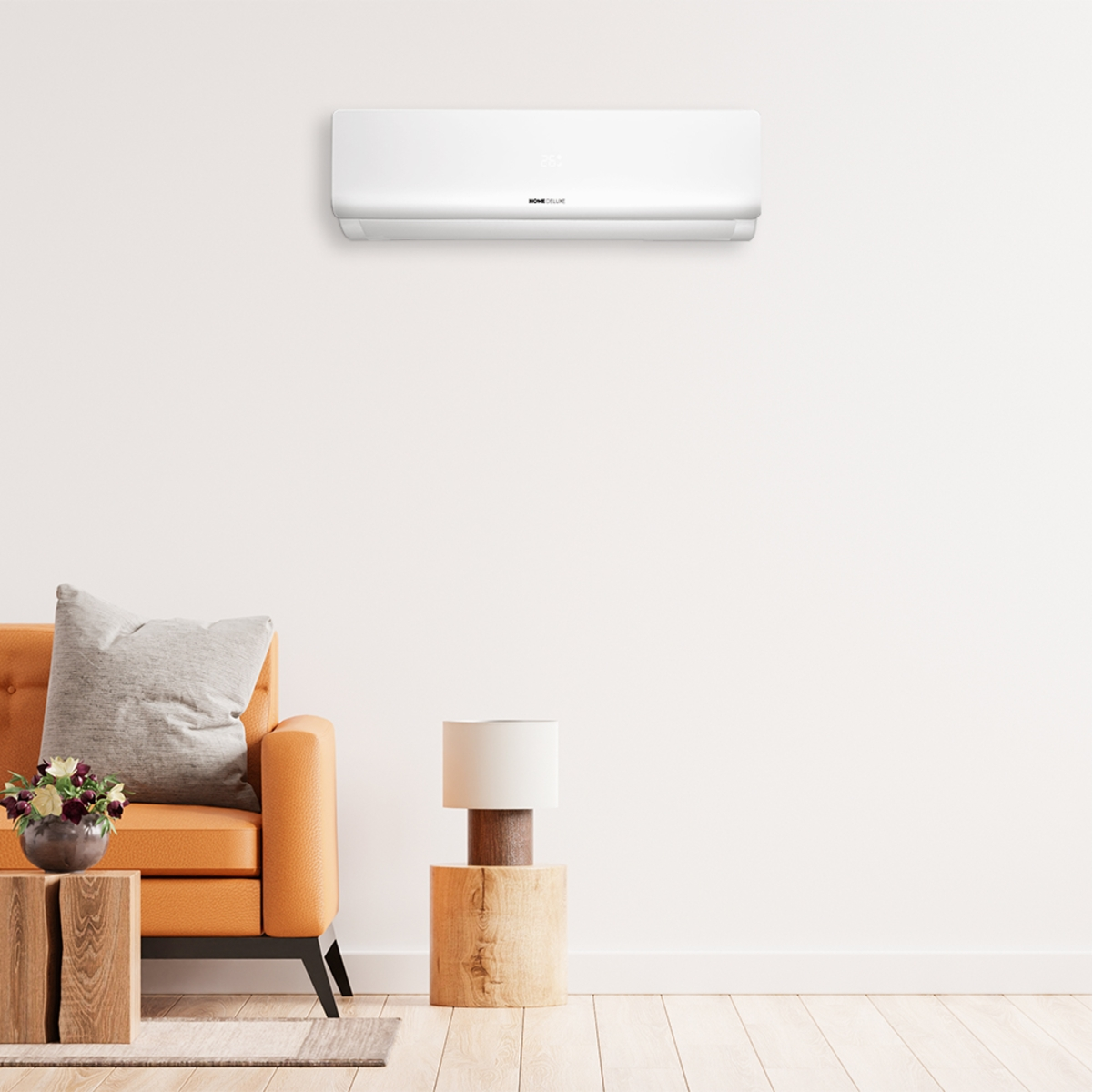 Eine weiße Wand mit einer orangefarbenen Couch, Blumen und einer Klimaanlage.