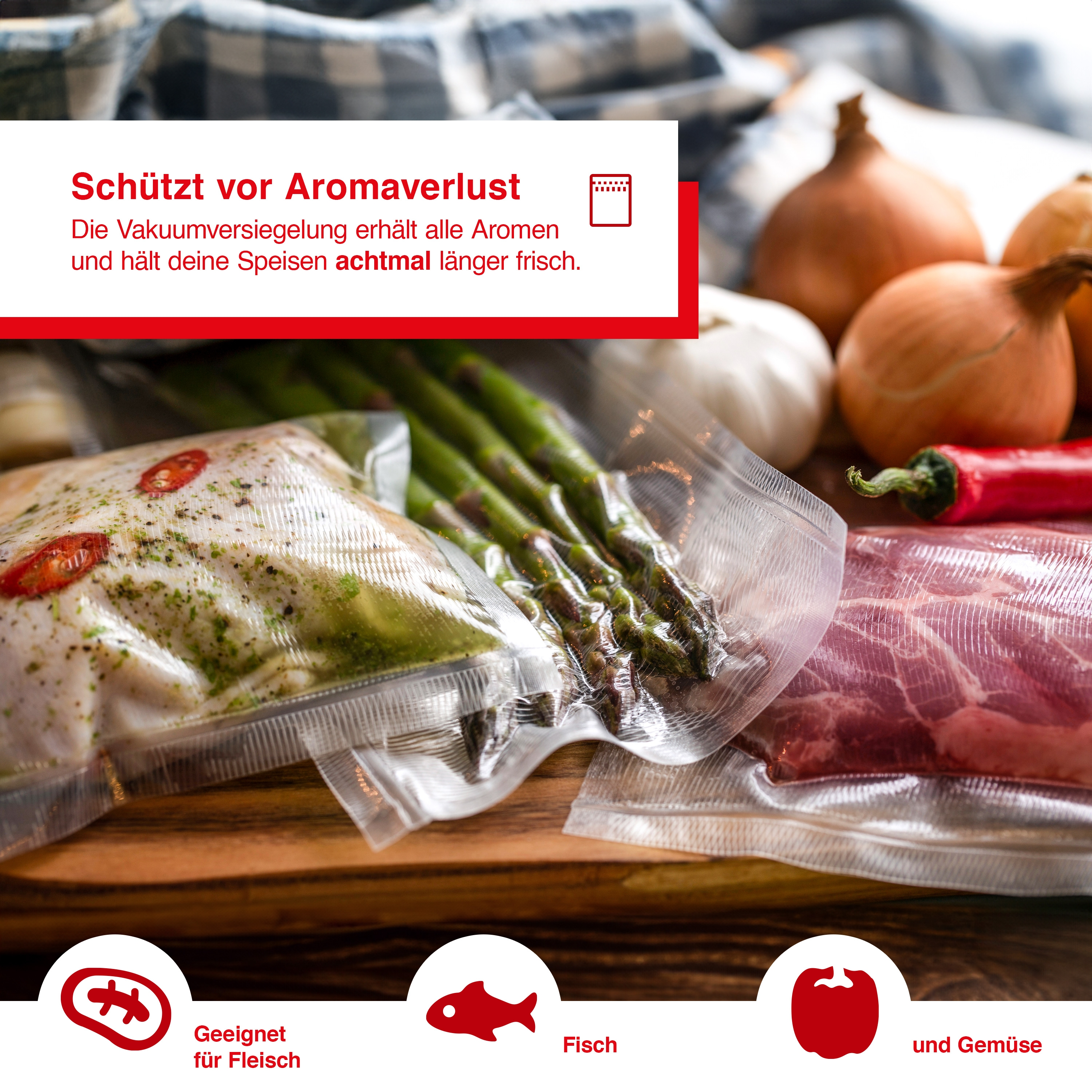 Vakuumverpackte Lebensmittel, einschließlich Fleisch und Gemüse, auf Holztisch.