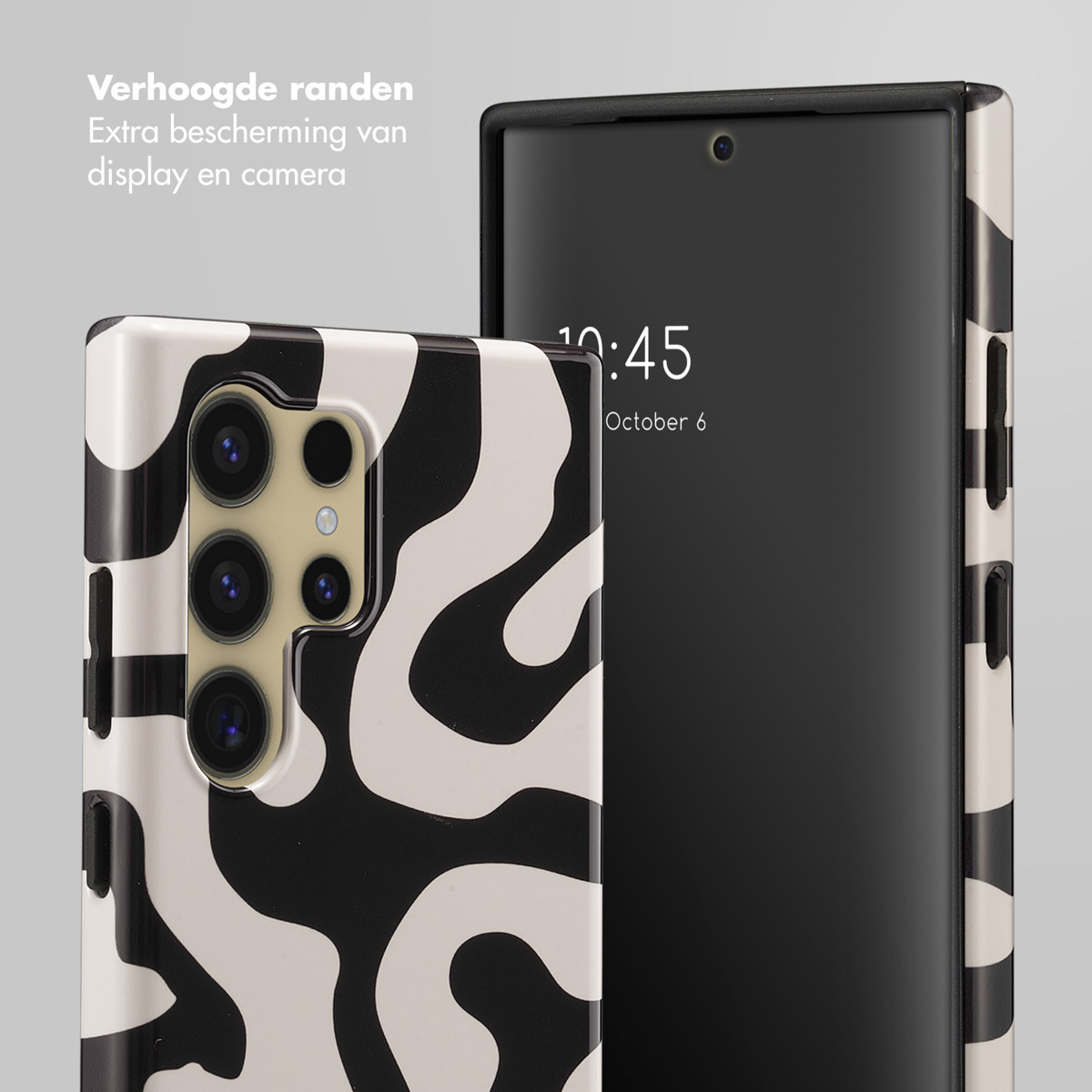 Telefoon met een zwart-wit patroonhoesje, en telefoon met scherm waarop 10:45 staat, met een zwarte achtergrond.