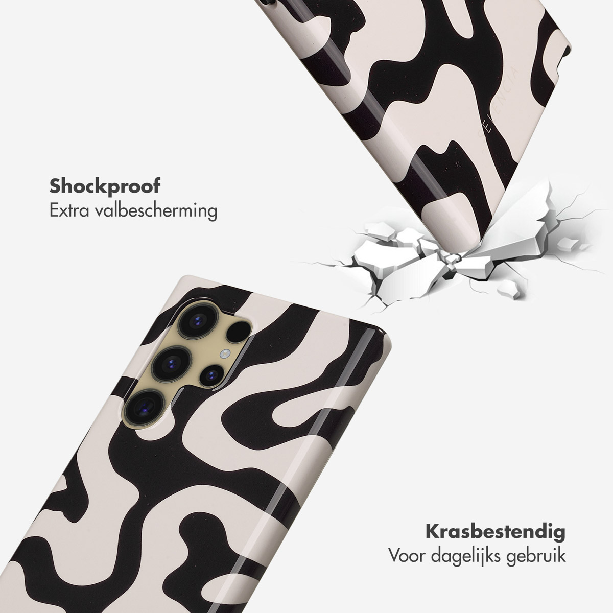 Een telefoonhoes met zwart-beige patroon breekt door witte rotsen.