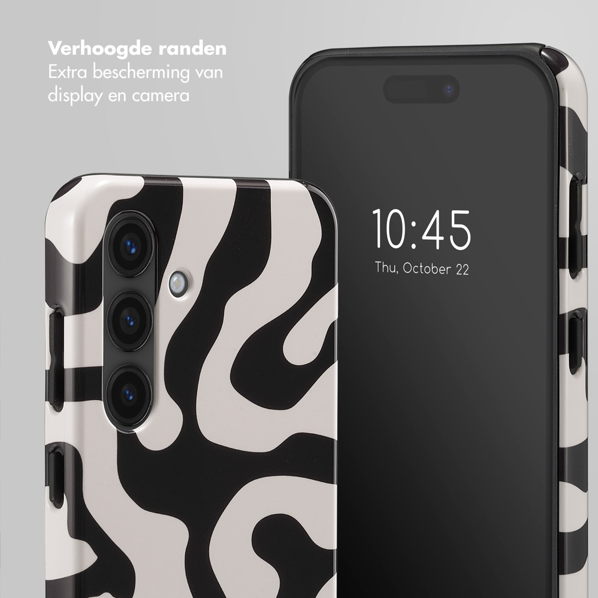 Een smartphone met een zwart-wit zebra-patroon hoesje en camera.