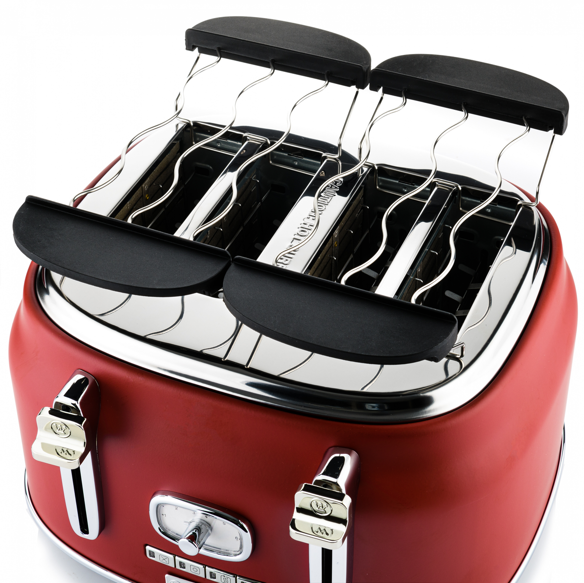 Roter Toaster mit schwarzen Hebeln. Chromakzente auf weißem Hintergrund.