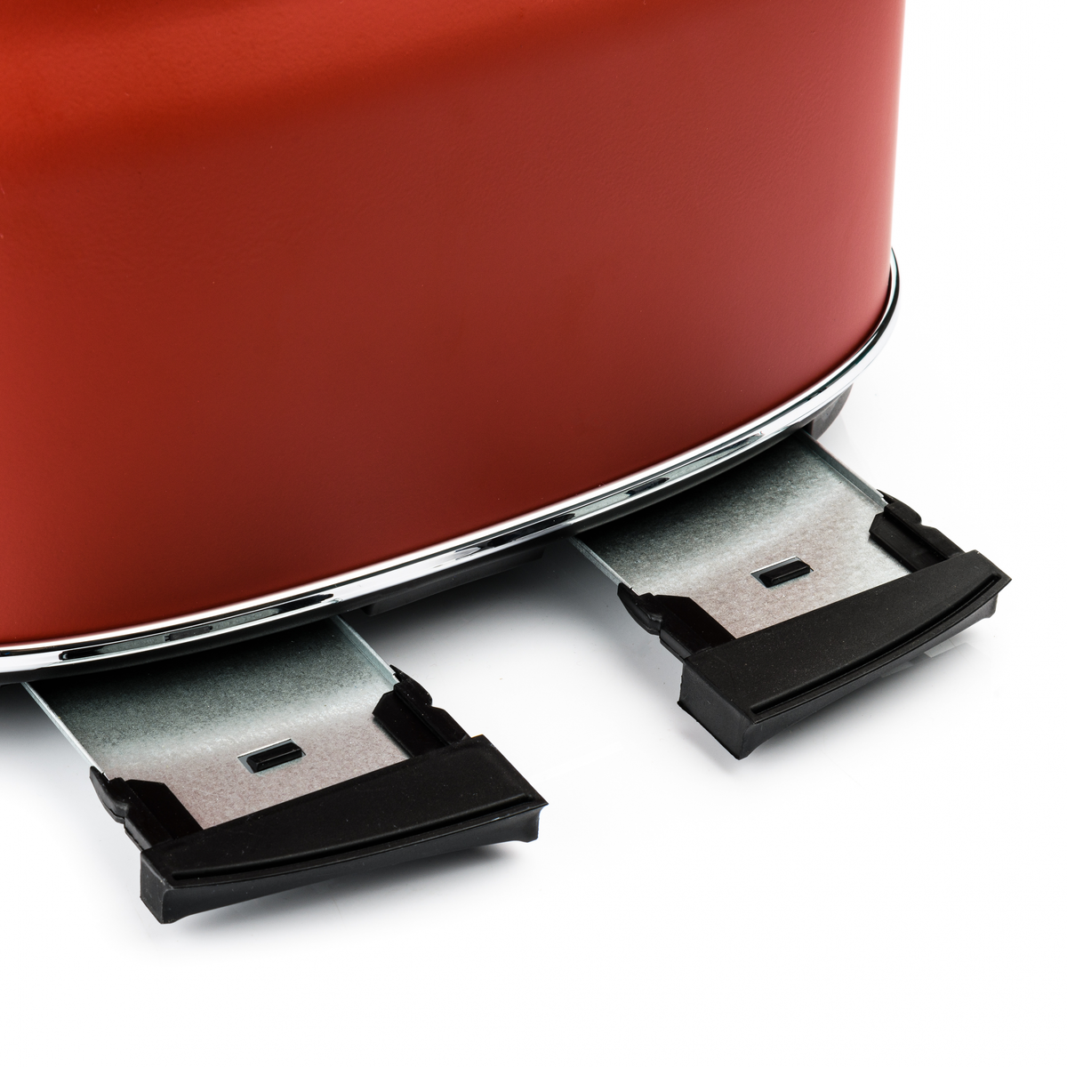 Roter Toaster mit zwei Schlitzen. Der Toaster steht auf weißem Hintergrund. Die Schlitze sind leer.
