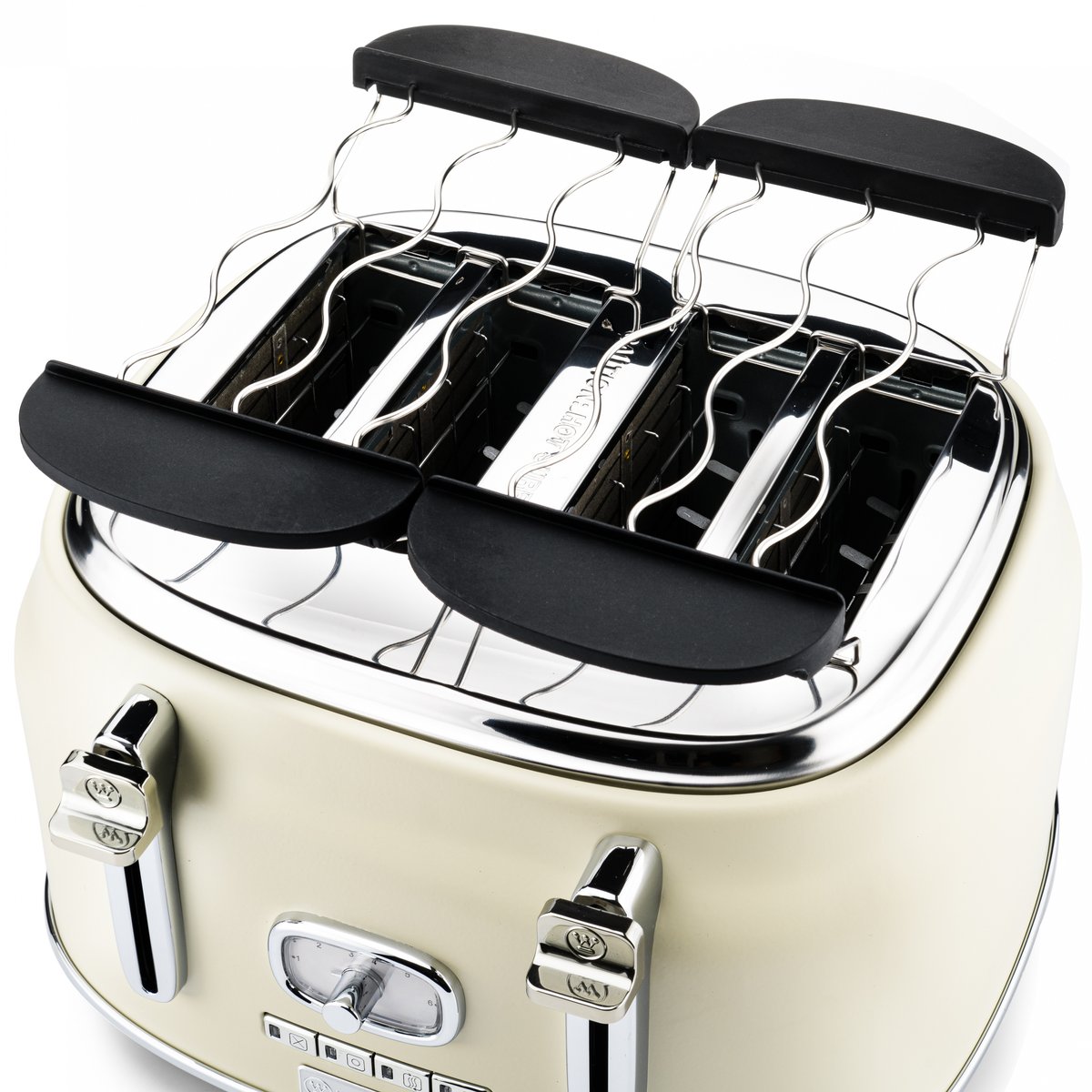 Cremefarbener Toaster mit vier Schlitzen. Chromakzente. Die Schlitze sind leer und bereit für Brot.