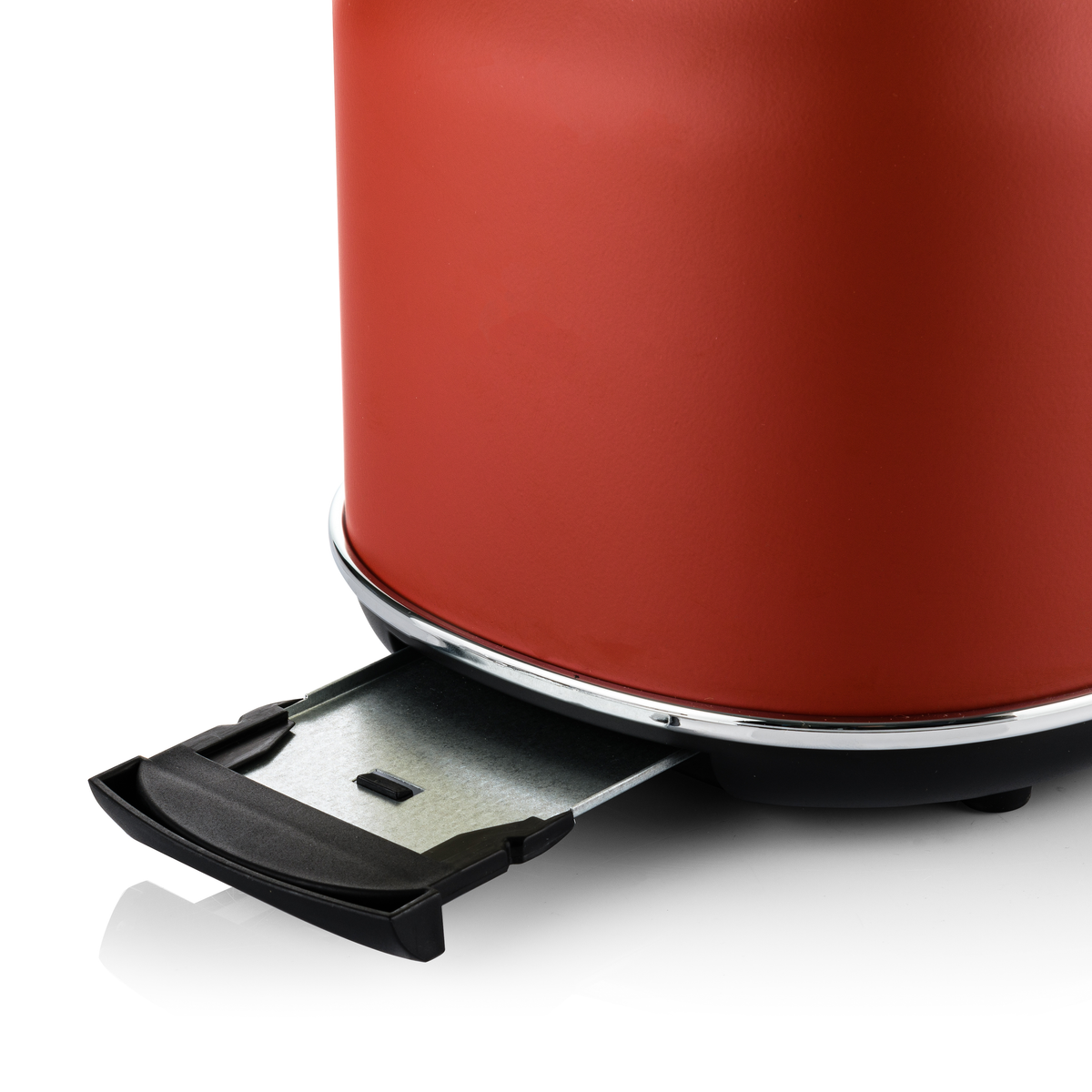 Ein roter Toaster mit schwarzer Schublade und Chromrand. Weißer Hintergrund.