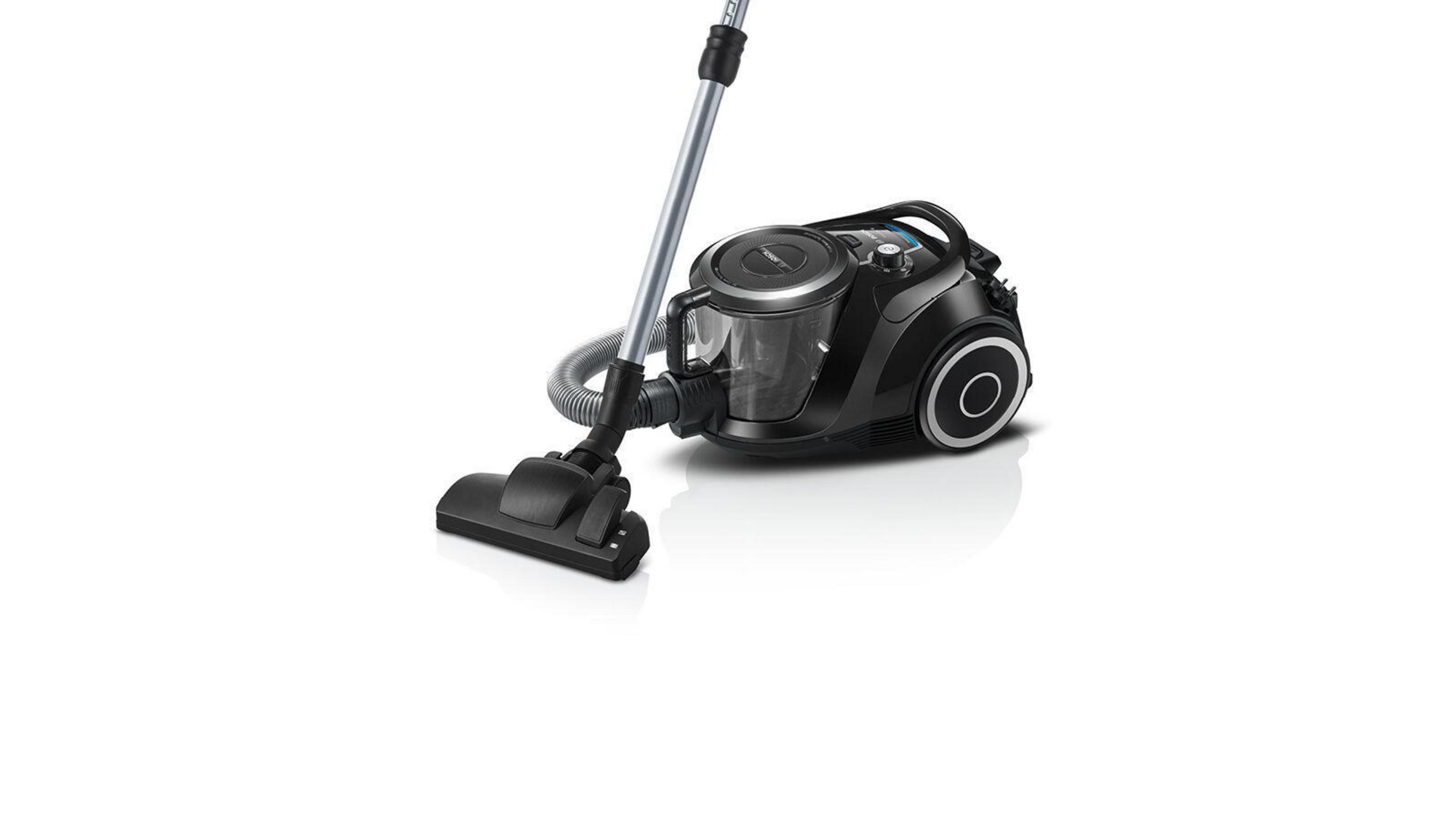 Schwarzer Staubsauger mit silbernem Rohr und Bürste, vor weißem Hintergrund.