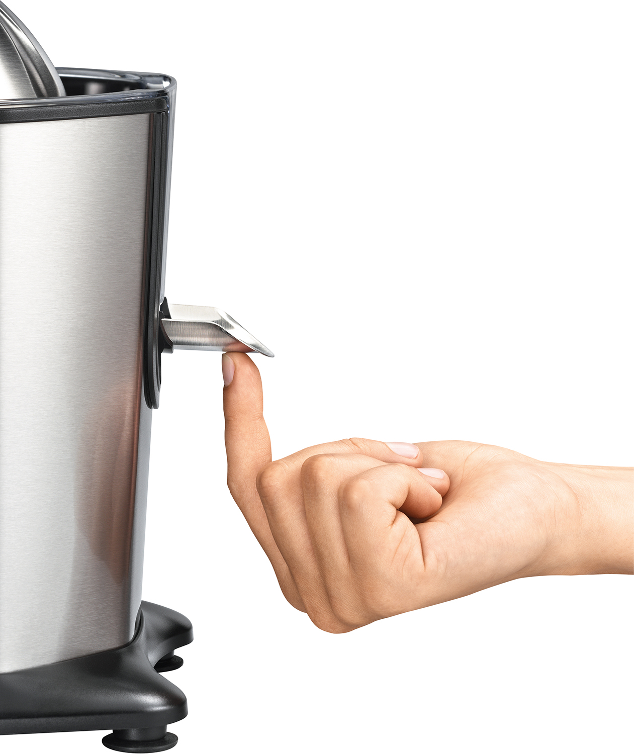 Ręka naciska dźwignię wyciskarki do cytrusów ze stali nierdzewnej. Tło jest gładkie białe.