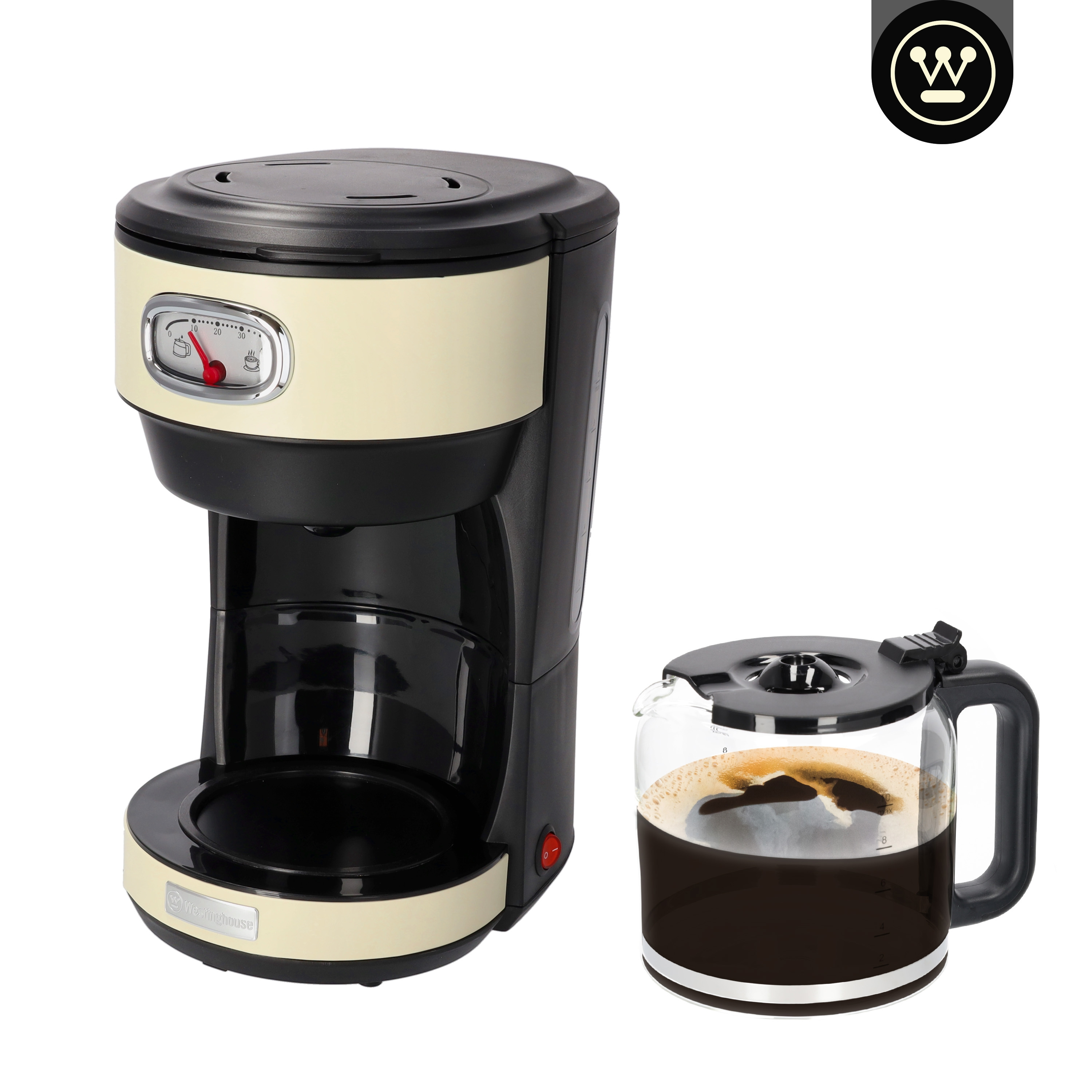 Eine schwarz-cremefarbene Kaffeemaschine mit einer Glaskaraffe, gefüllt mit Kaffee, und einem Logo oben rechts.