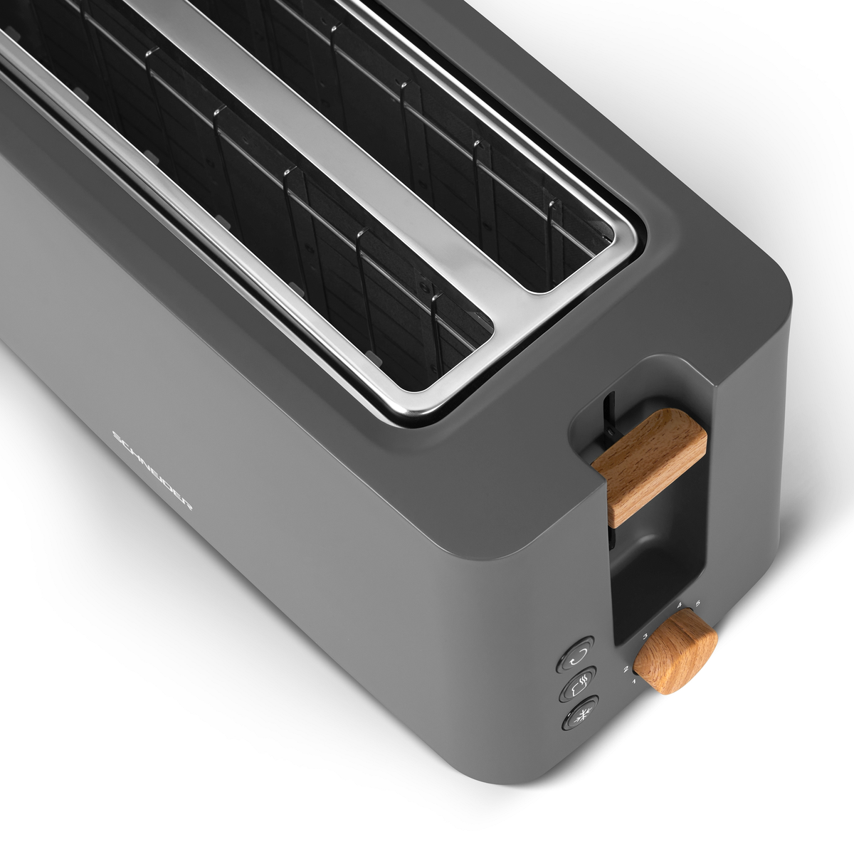 Ein grauer Toaster mit drei Knöpfen und einem holzähnlichen Knopf auf weißem Hintergrund.