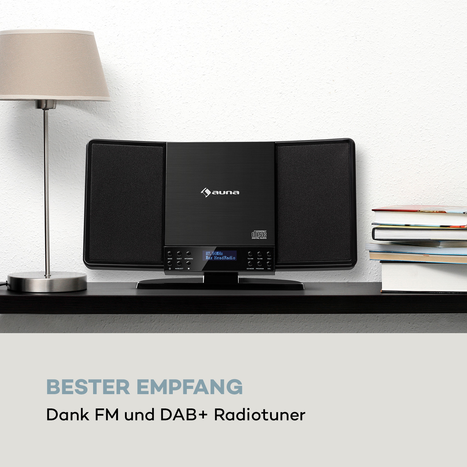 Ein schwarzes Stereoanlage mit Lautsprechern und Display, auf einem Regal.
