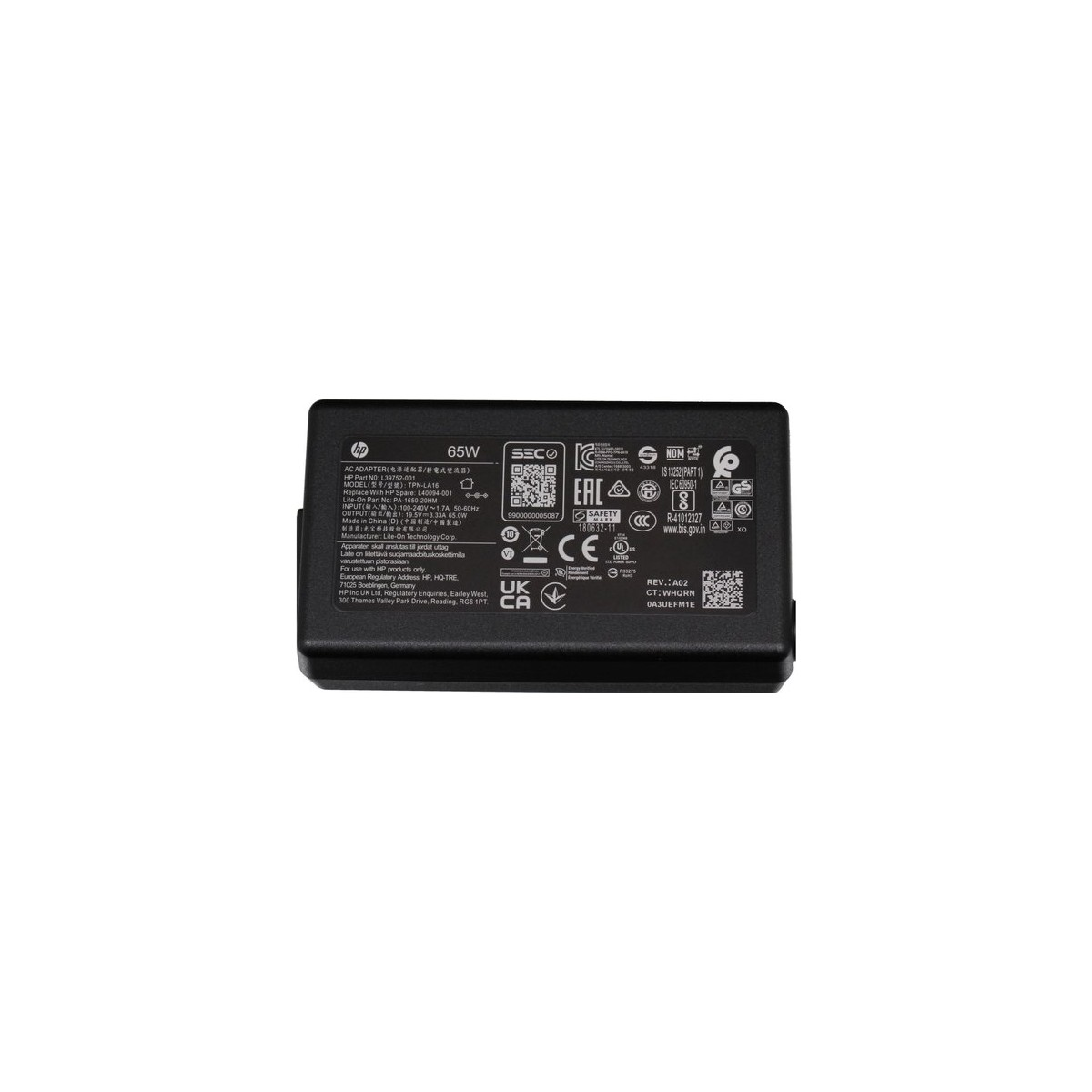 Ein schwarzes HP-Laptop-Ladegerät auf weißem Hintergrund. Das Ladegerät hat Text und einen QR-Code.