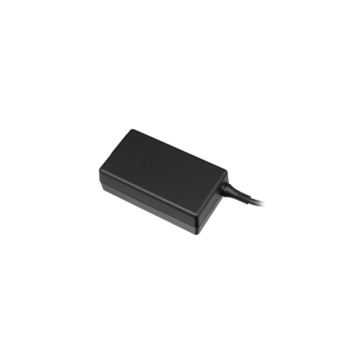 Ein schwarzes Netzteil auf einer weißen Oberfläche. Es hat ein schwarzes Kabel, das sich nach rechts erstreckt.