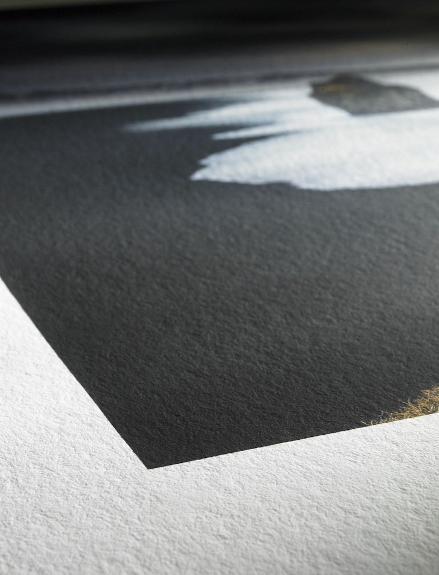 Nahaufnahme einer schwarzen abstrakten Kunst auf weißem Papier.