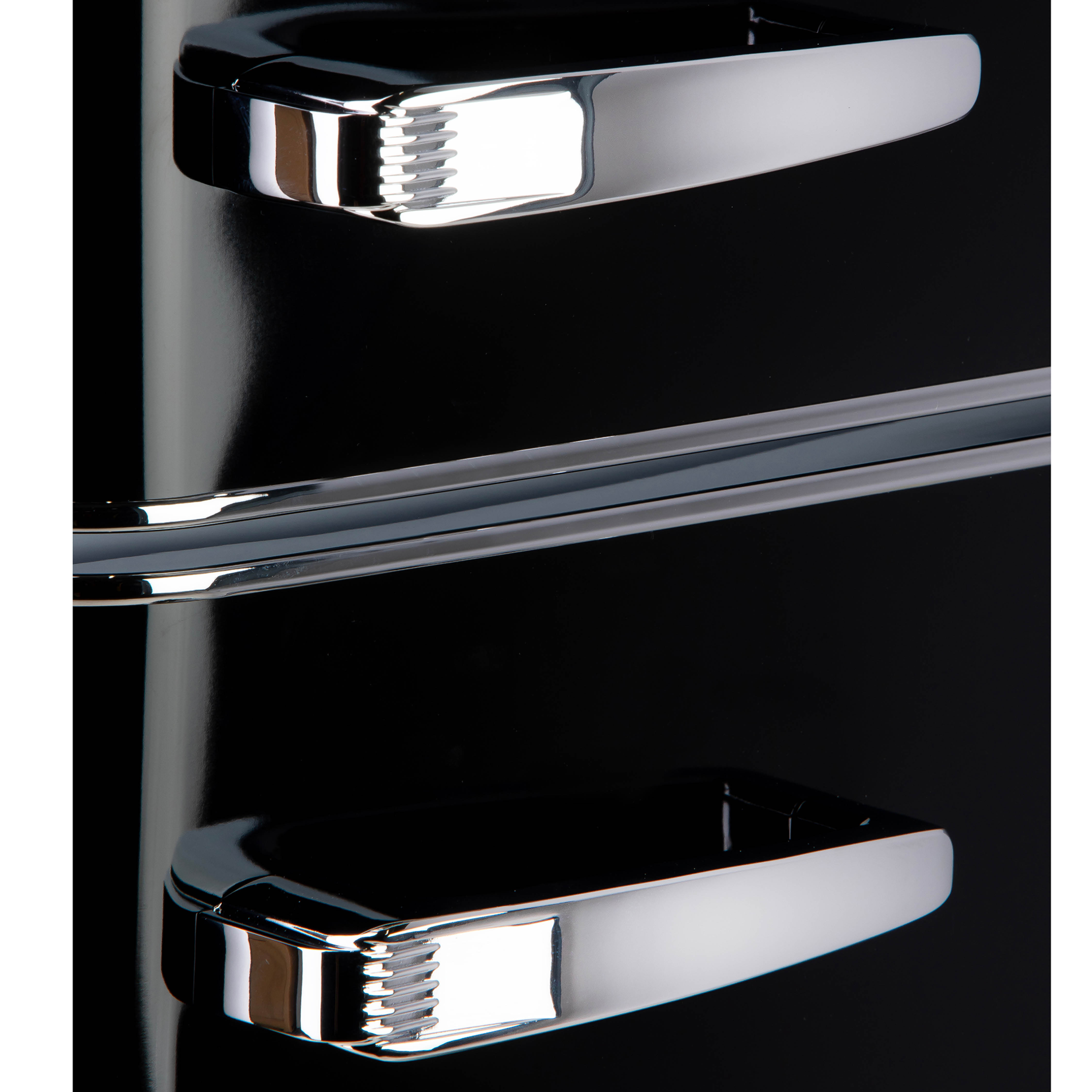 Poignées de porte de réfrigérateur, métal brillant, sur une surface noire.