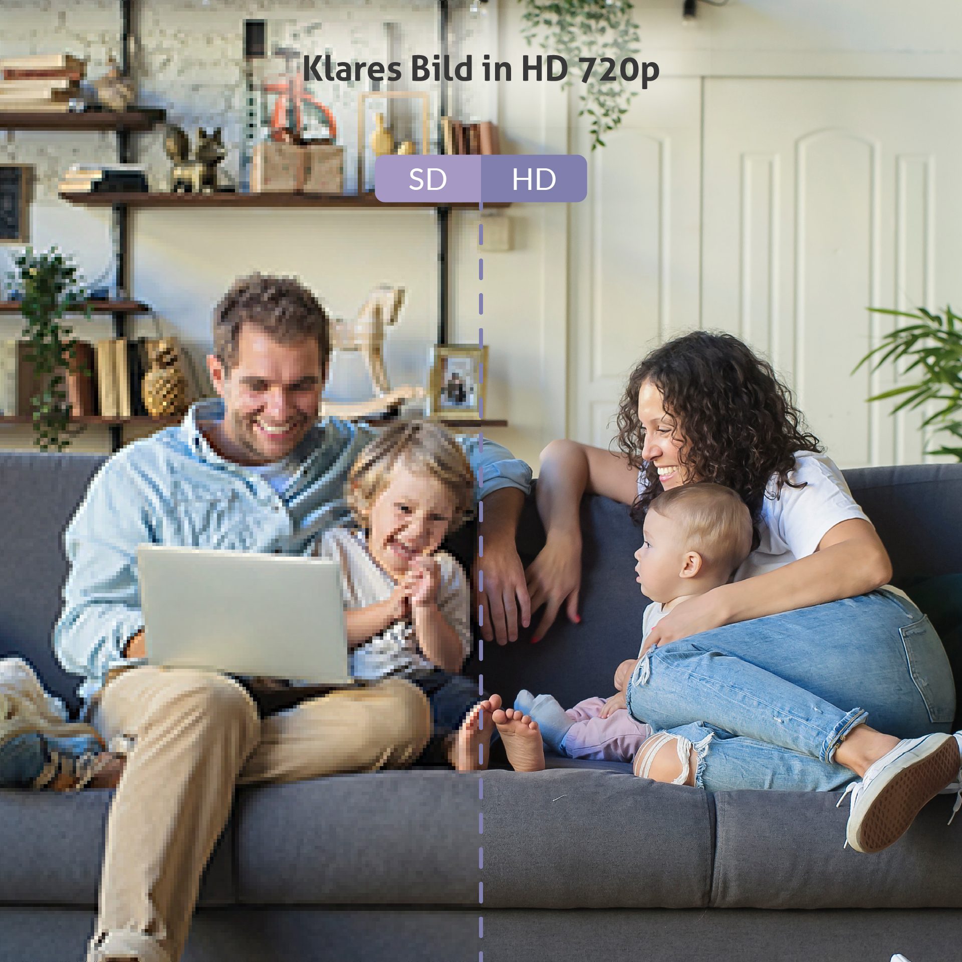 Familie auf dem Sofa, schaut auf einen Laptop. Sohn und Tochter lächeln. HD- und SD-Label.