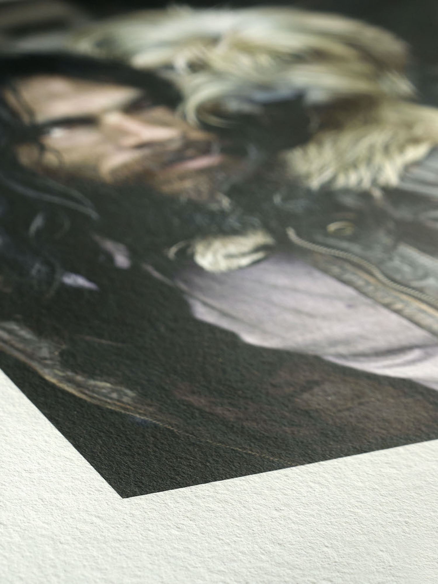 Nahaufnahme eines gedruckten Fotos mit einem verschwommenen Bild eines Mannes mit langen Haaren und Jacke.