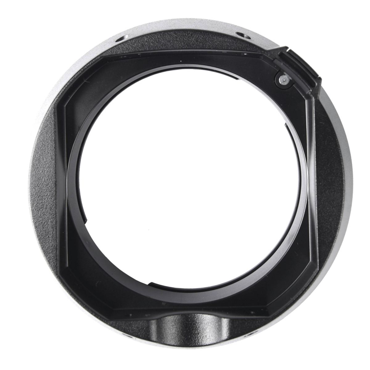 Eine schwarze Sonnenblende. Sie ist rund mit quadratischer Öffnung. Weißer Hintergrund.