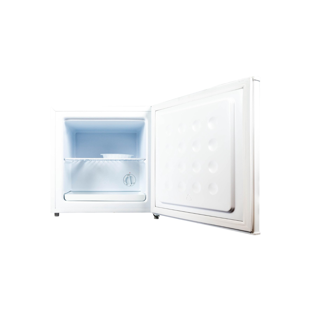 Un mini-réfrigérateur blanc avec la porte ouverte, sur fond blanc.