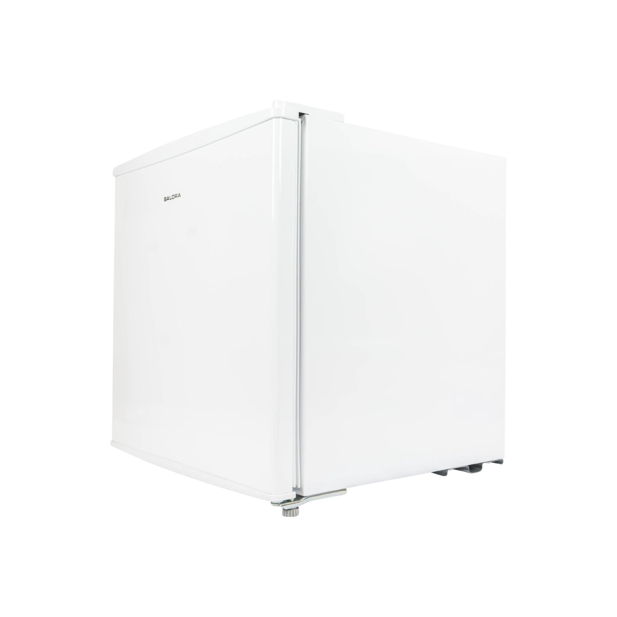 Un mini-réfrigérateur Salora blanc, sur fond blanc, incliné pour montrer le côté et l'avant.