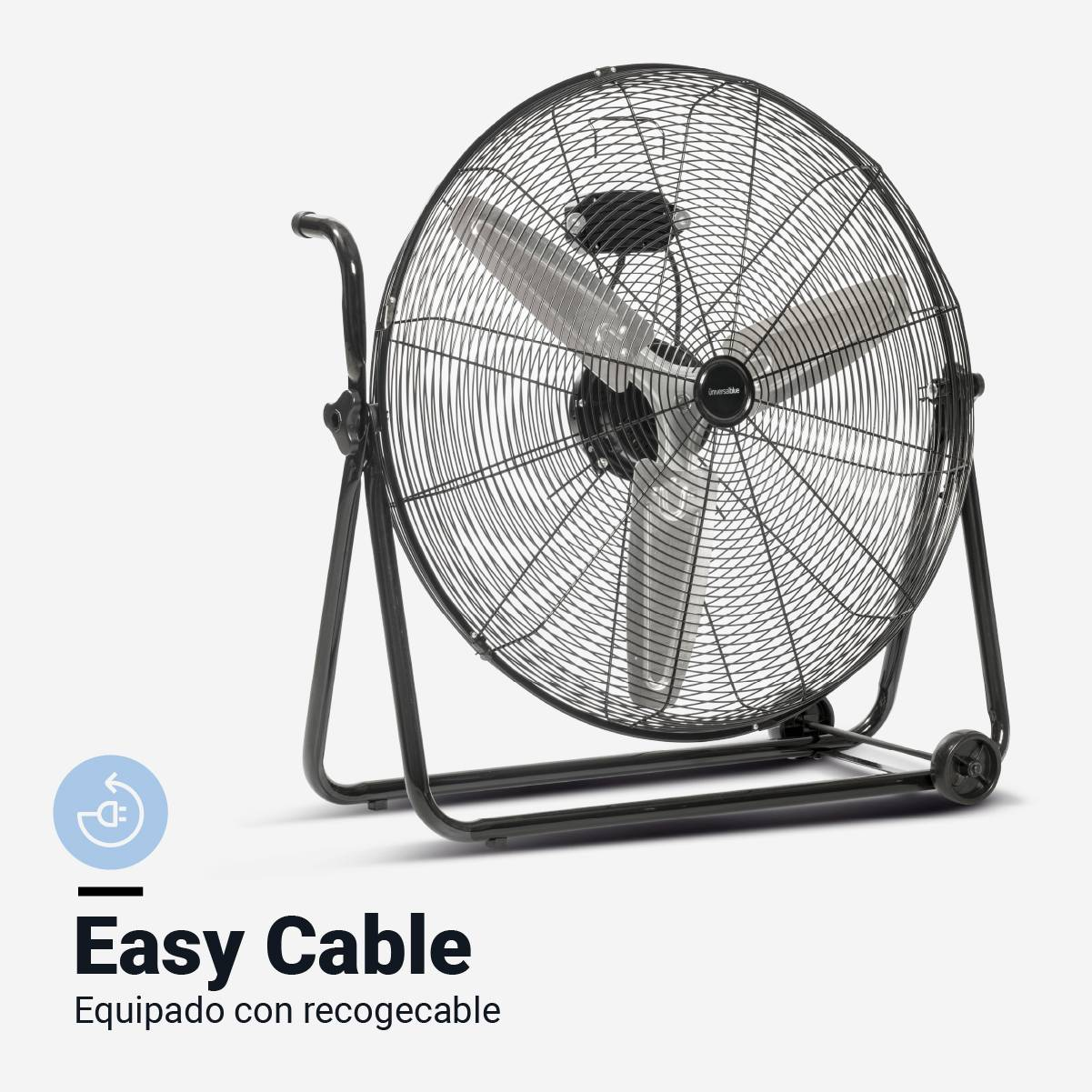 Ventilador industrial negro con tres aspas y jaula protectora sobre ruedas.