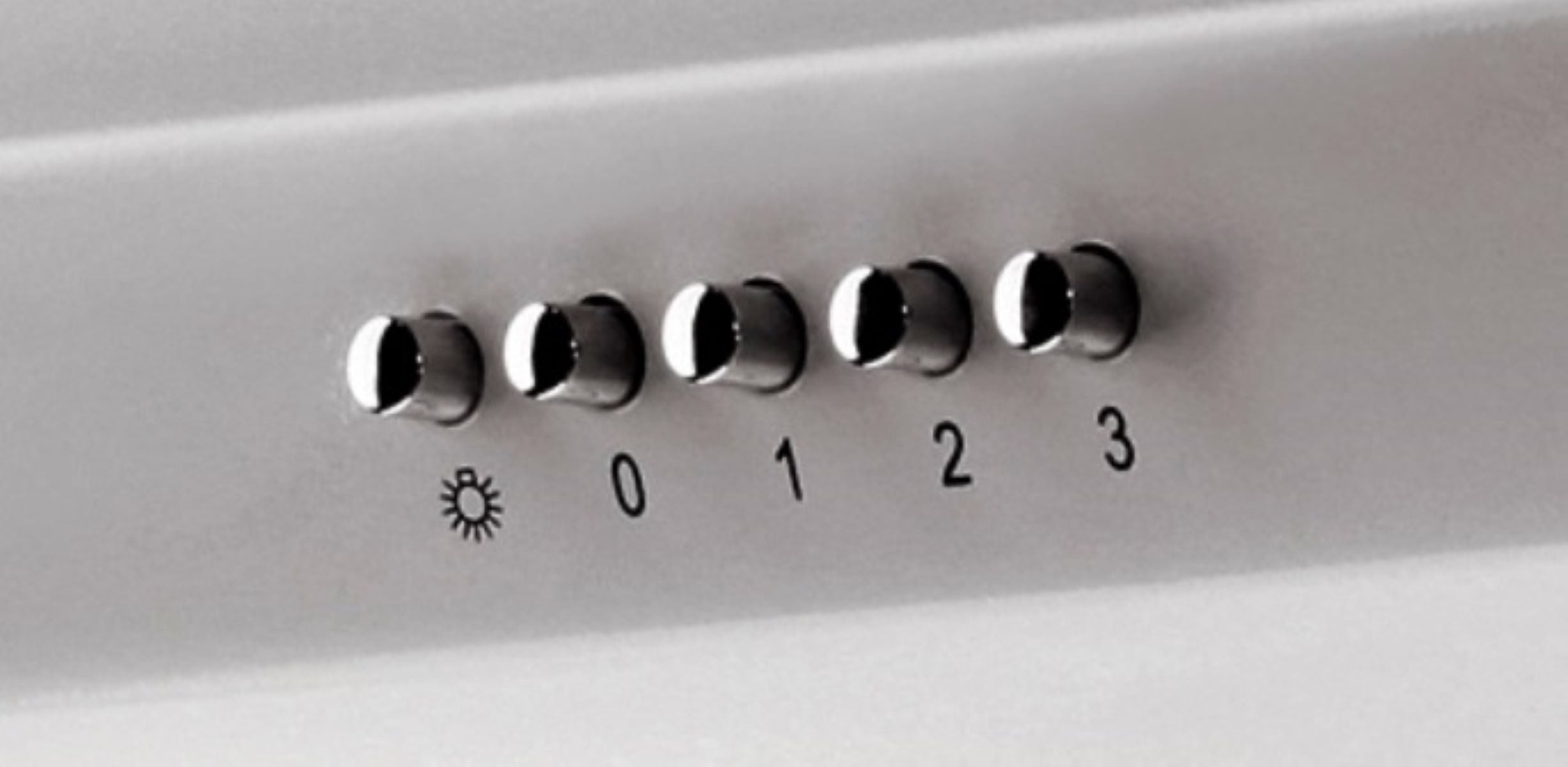 Nahaufnahme eines Bedienfelds mit den Tasten 0-3 und einem Lichtsymbol.