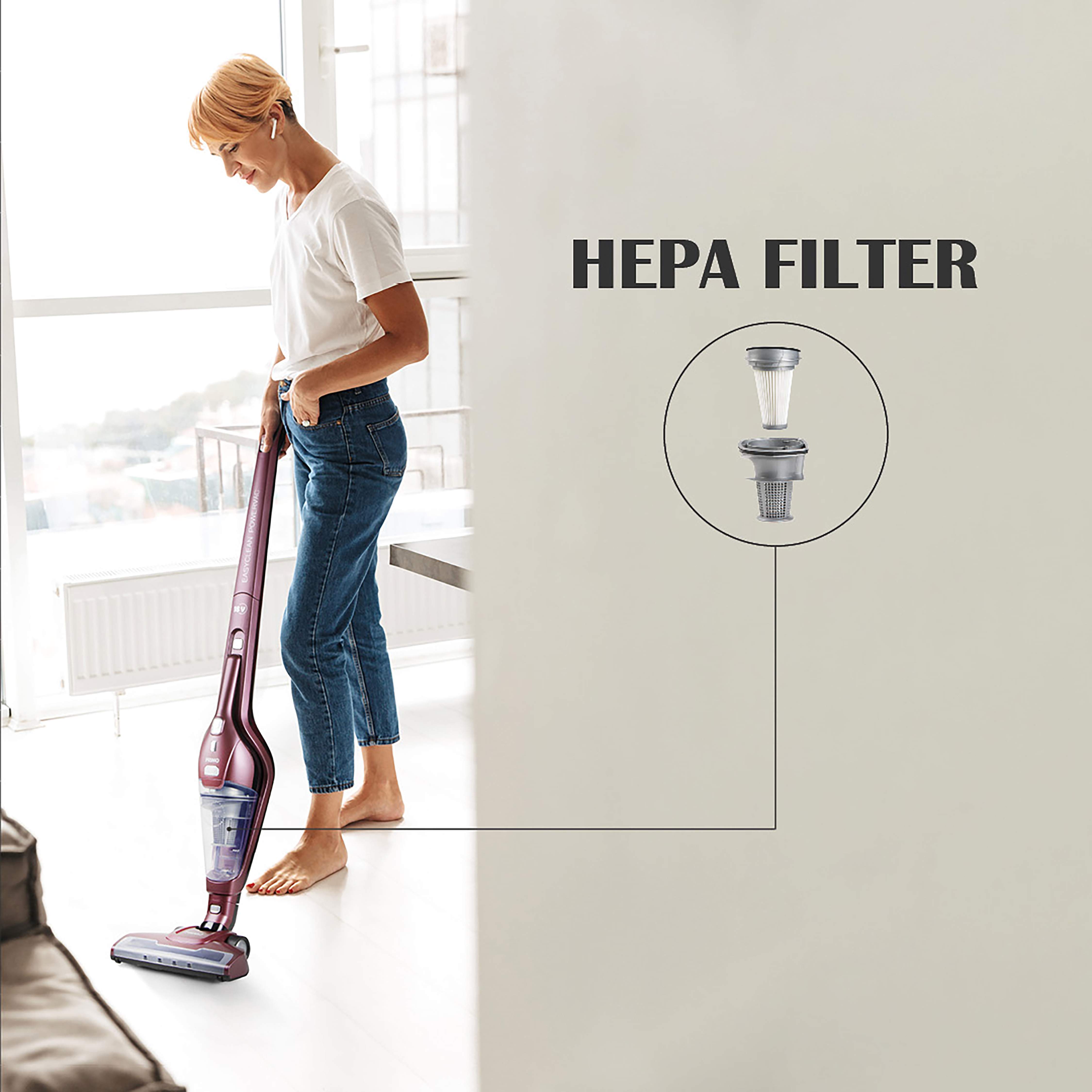 Une femme passe l'aspirateur sur un sol. Un filtre HEPA est montré.