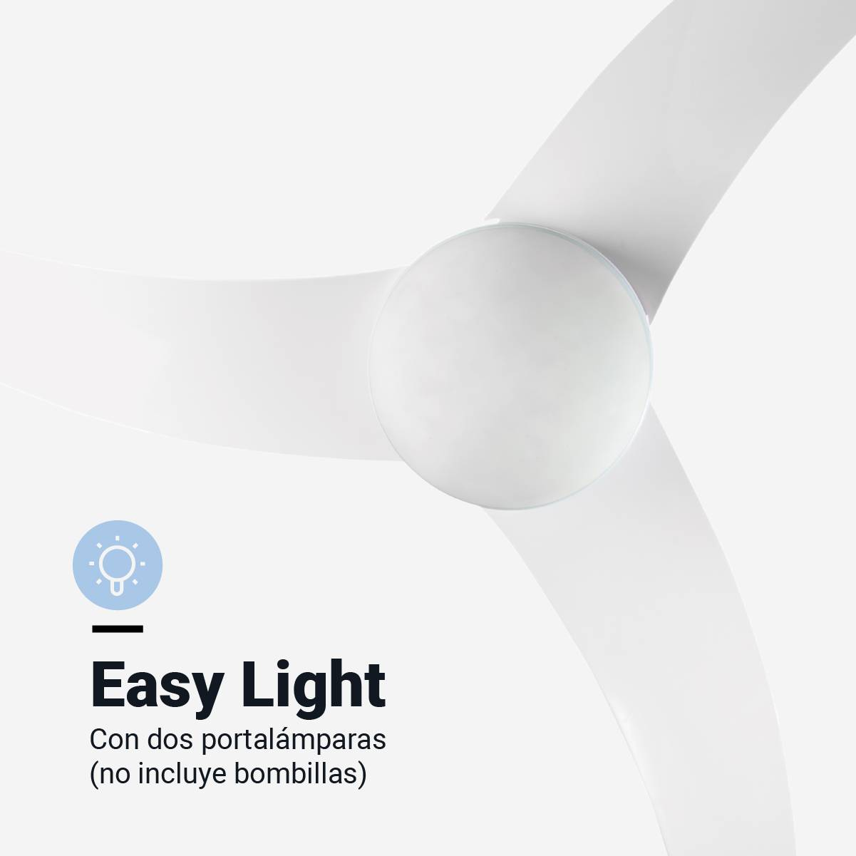 Un ventilatore da soffitto bianco con tre pale curve e una luce centrale. Sfondo bianco.