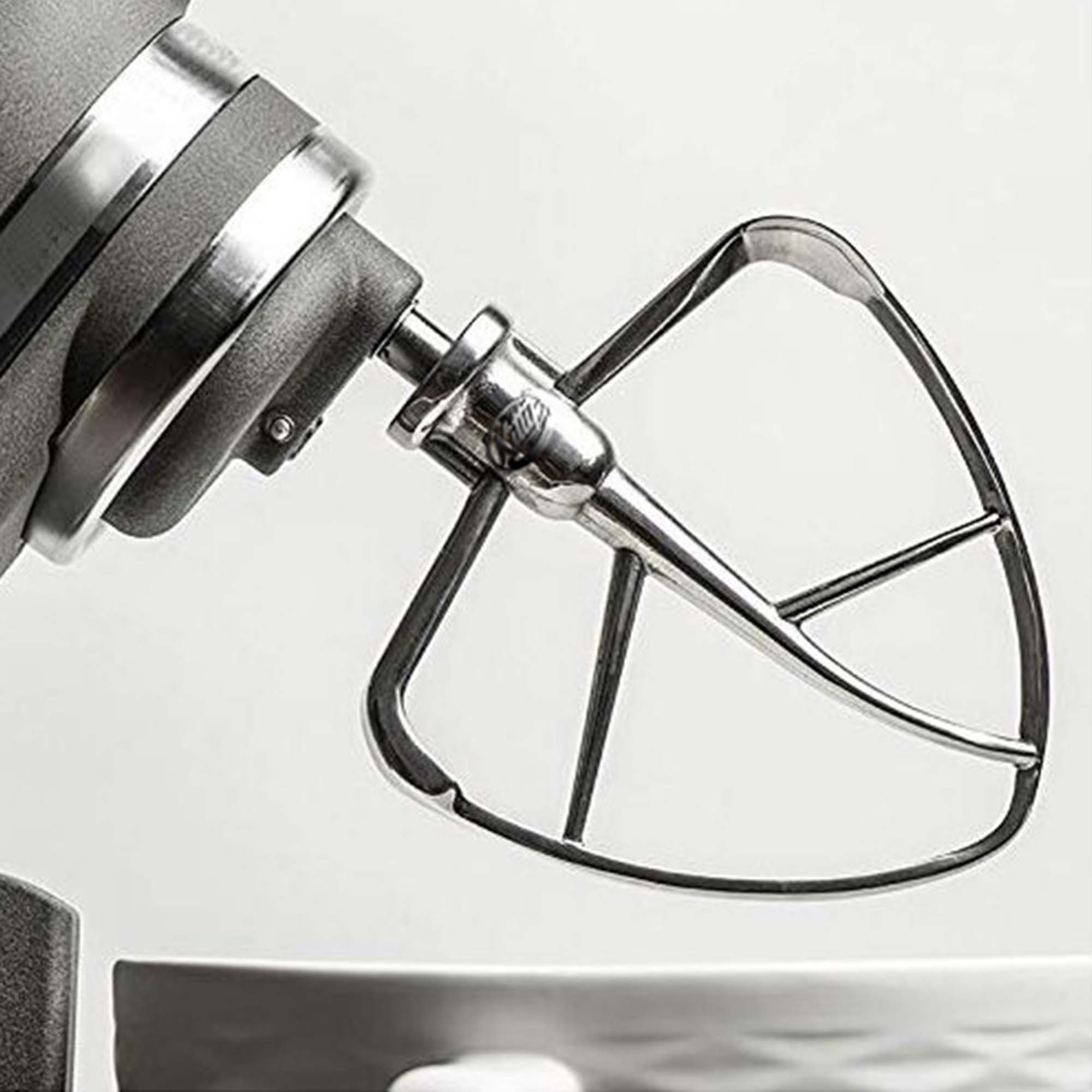 Mixer-Aufsatz. Ein flacher Schläger aus Edelstahl vor weißem Hintergrund.