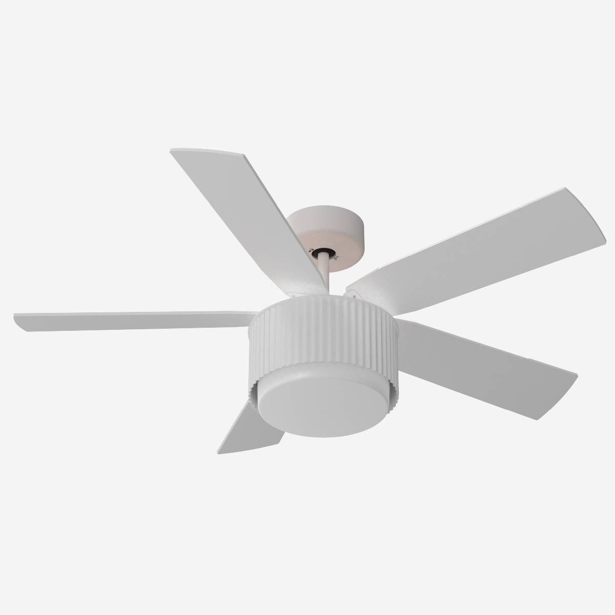 Un ventilador de techo blanco de cinco aspas. Las aspas están anguladas. El entorno es blanco.