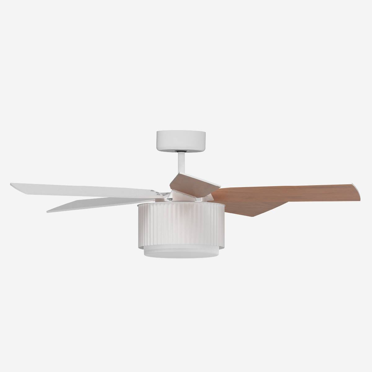 Ventilador de techo con 4 aspas blancas y detalles de madera. La luz es blanca, el fondo es blanco.