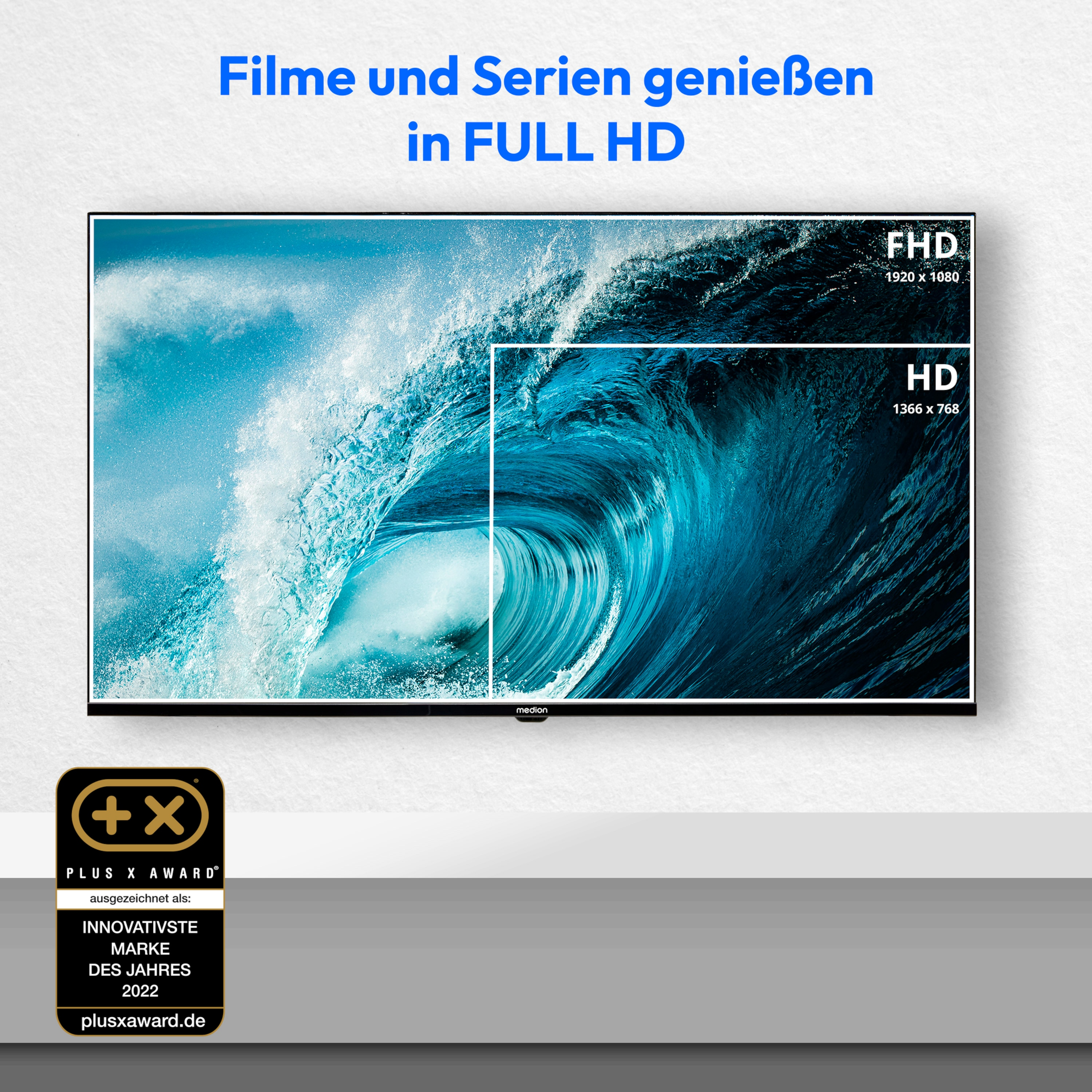 TV-Bildschirm mit einer Welle in FHD- und HD-Auflösung. Der Bildschirm hat einen Plus X Award-Aufkleber. Der Text lautet 'FULL HD'.
